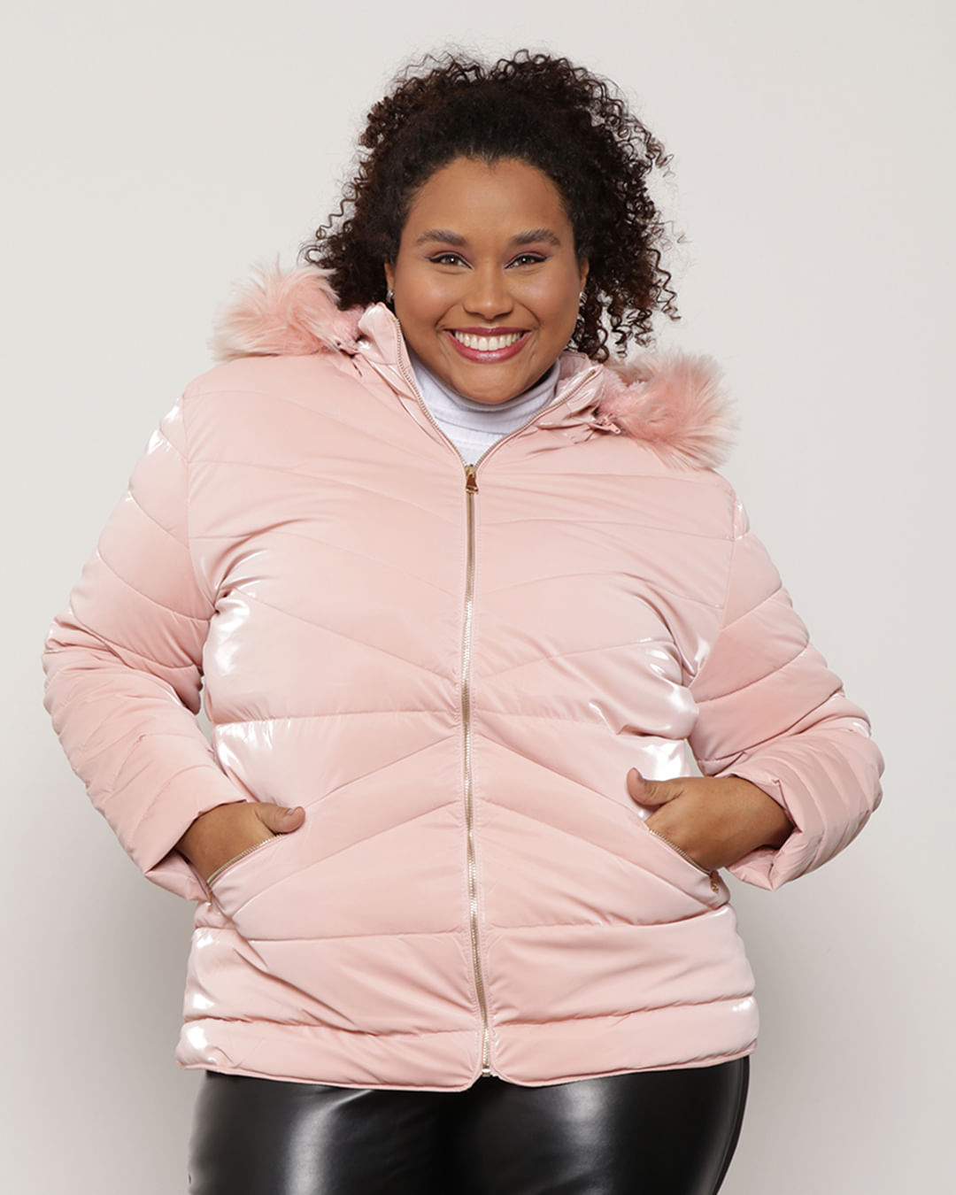 Jaqueta-Feminina-Plus-Size-Puffer-Com-Capuz-Removivel-Holografica-Rosa-