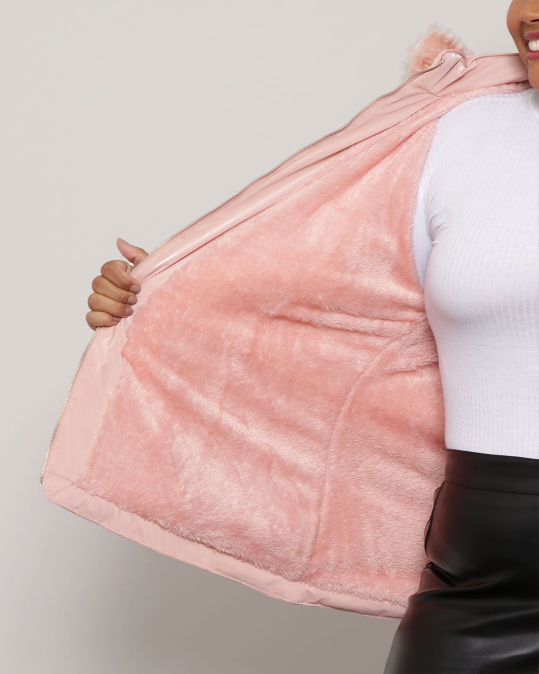 Jaqueta-Feminina-Plus-Size-Puffer-Com-Capuz-Removivel-Holografica-Rosa-