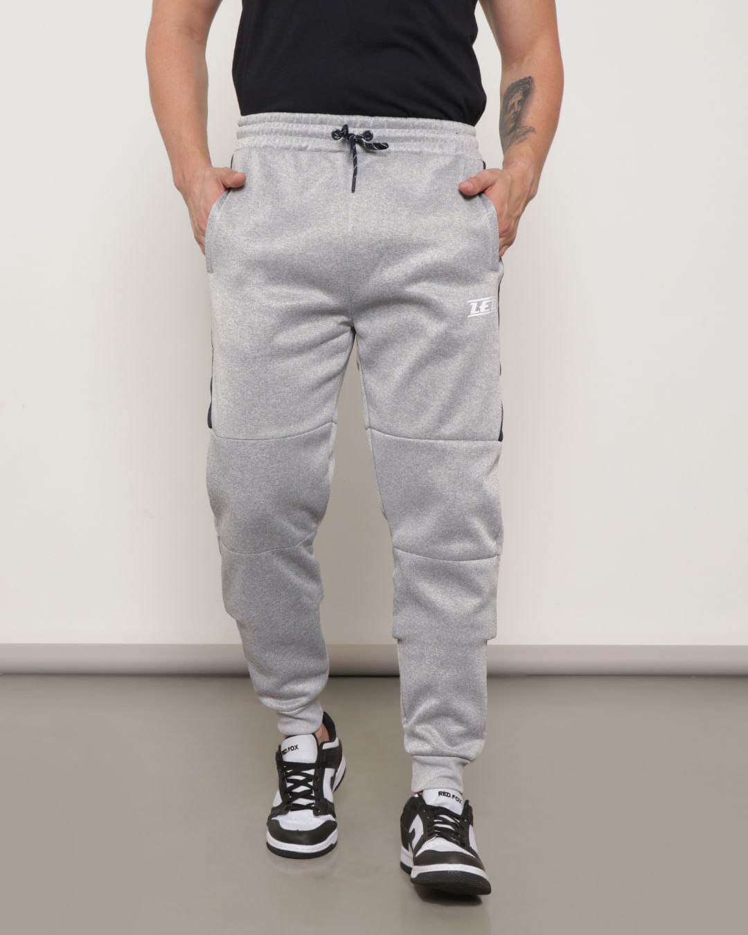 Calca-Masculina-Com-Bolso-e-Recorte-Jogger-Helanca-Cinza