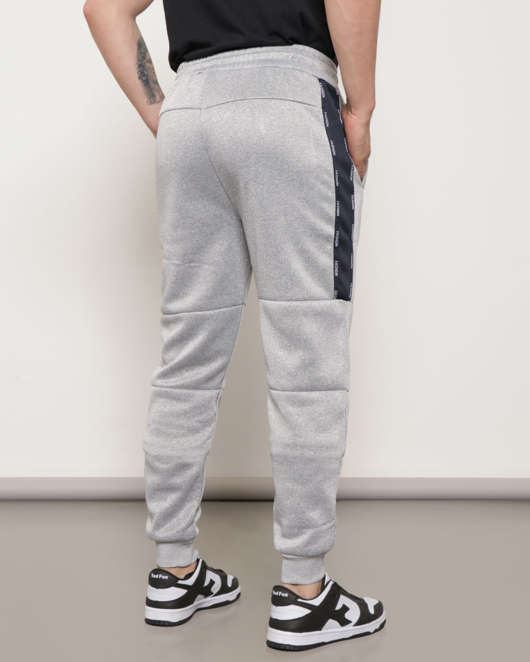 Calca-Masculina-Com-Bolso-e-Recorte-Jogger-Helanca-Cinza