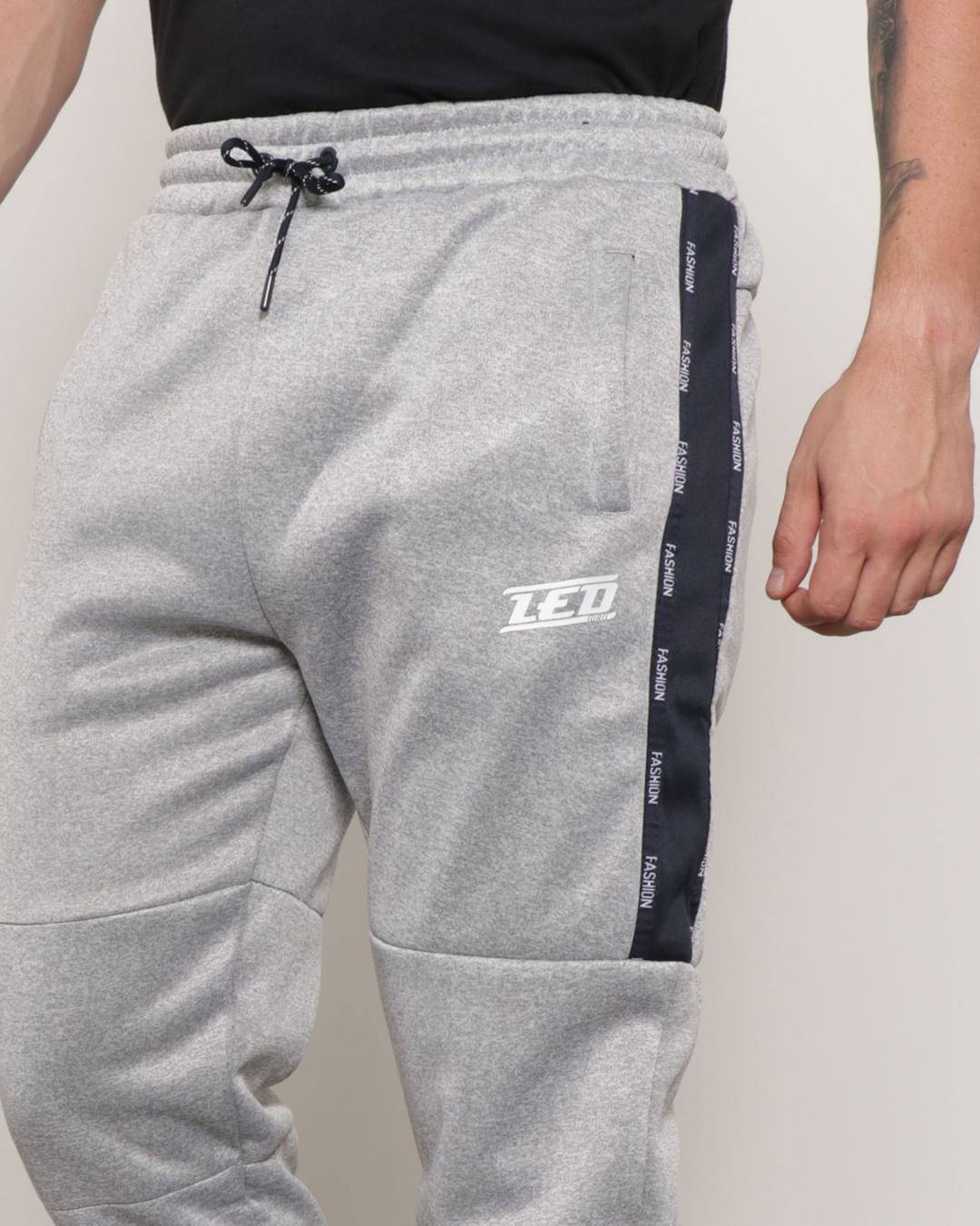 Calca-Masculina-Com-Bolso-e-Recorte-Jogger-Helanca-Cinza