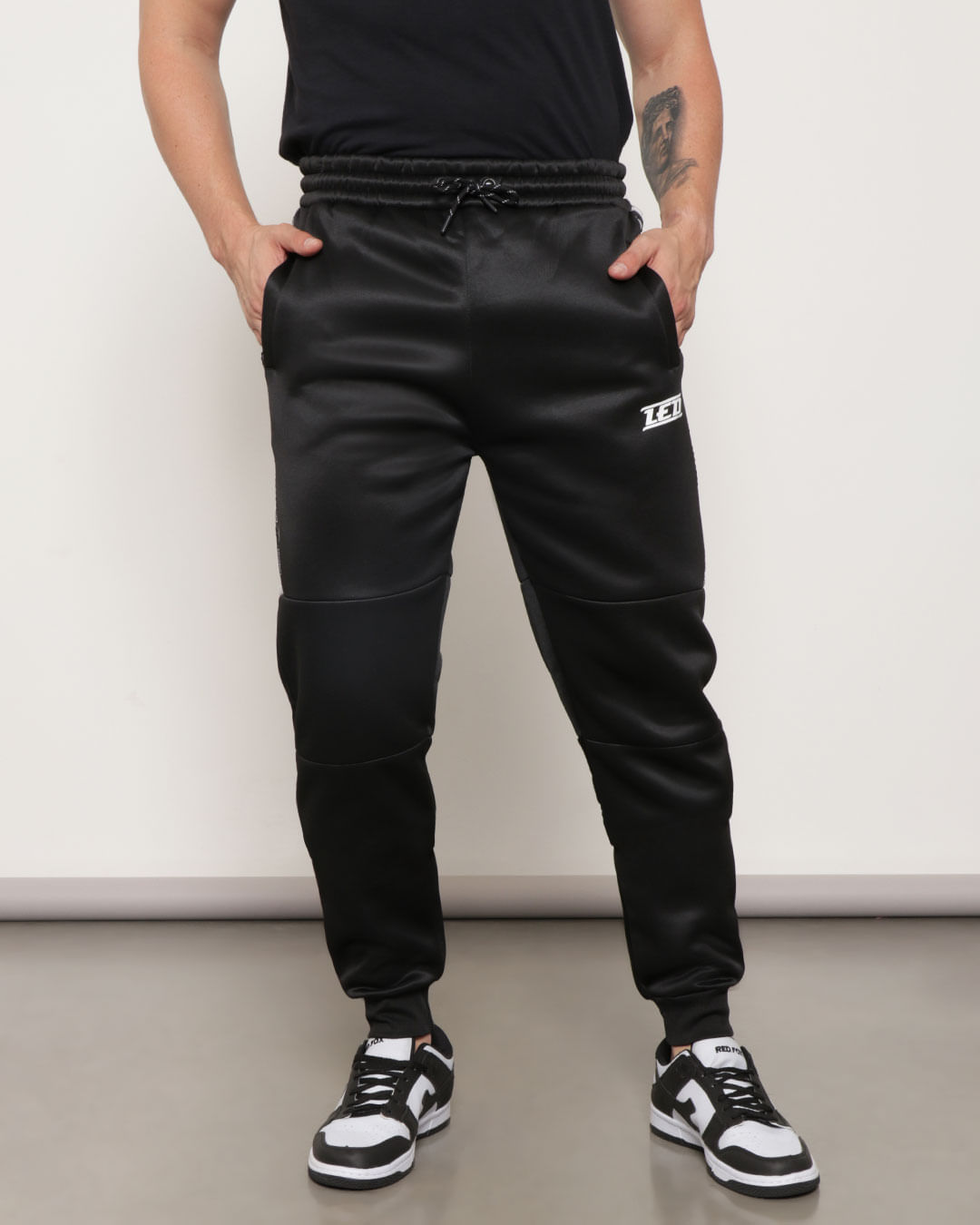 Calca-Masculina-Com-Bolso-e-Recorte-Jogger-Helanca-Preta