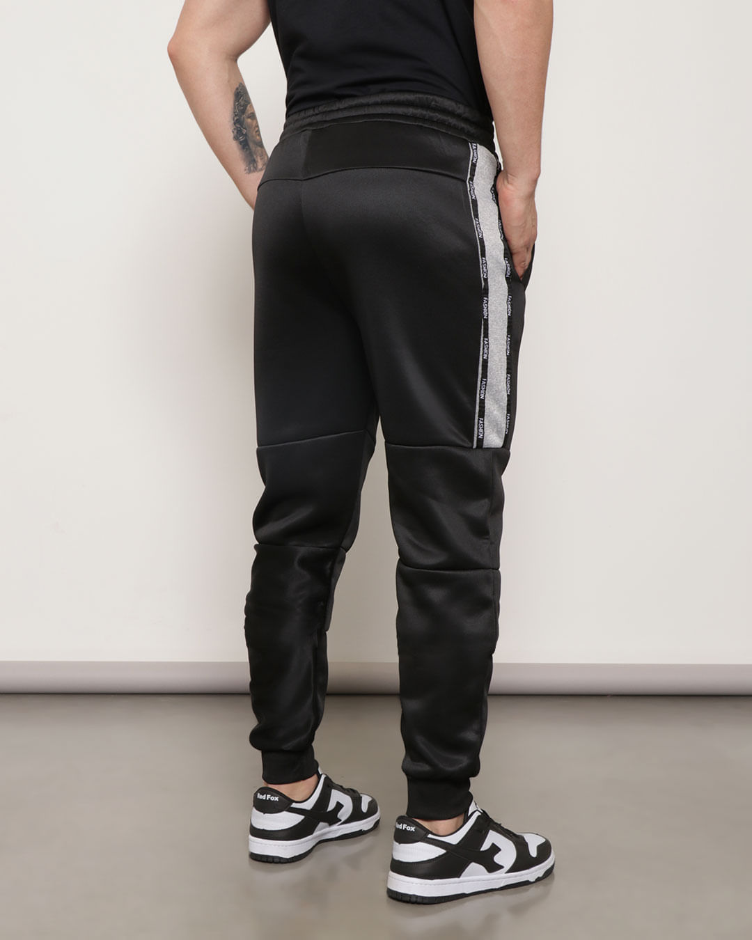 Calca-Masculina-Com-Bolso-e-Recorte-Jogger-Helanca-Preta