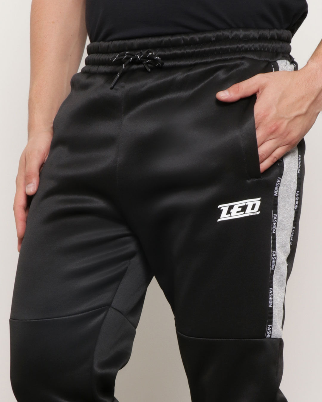 Calca-Masculina-Com-Bolso-e-Recorte-Jogger-Helanca-Preta