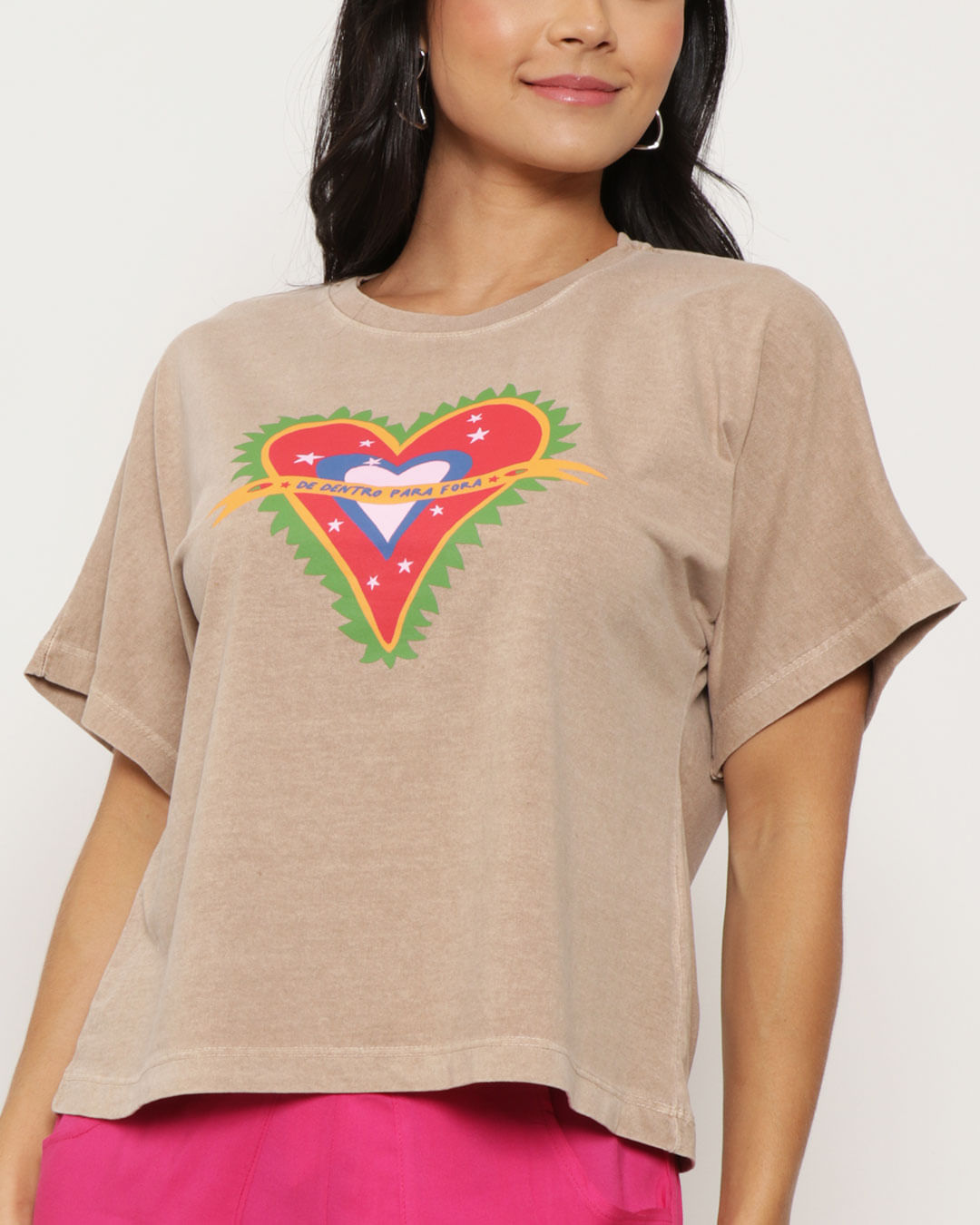 Camiseta-Feminina-Estonada-Manga-Curta-Com-Estampa-Bege