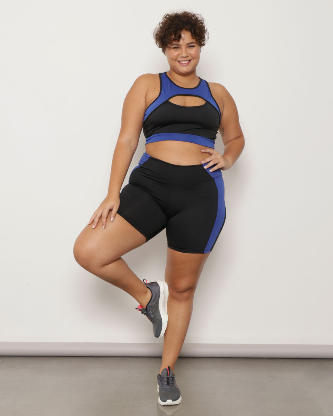 Shorts-8212-Plus-Size-Com-Recortes-Later---Preto
