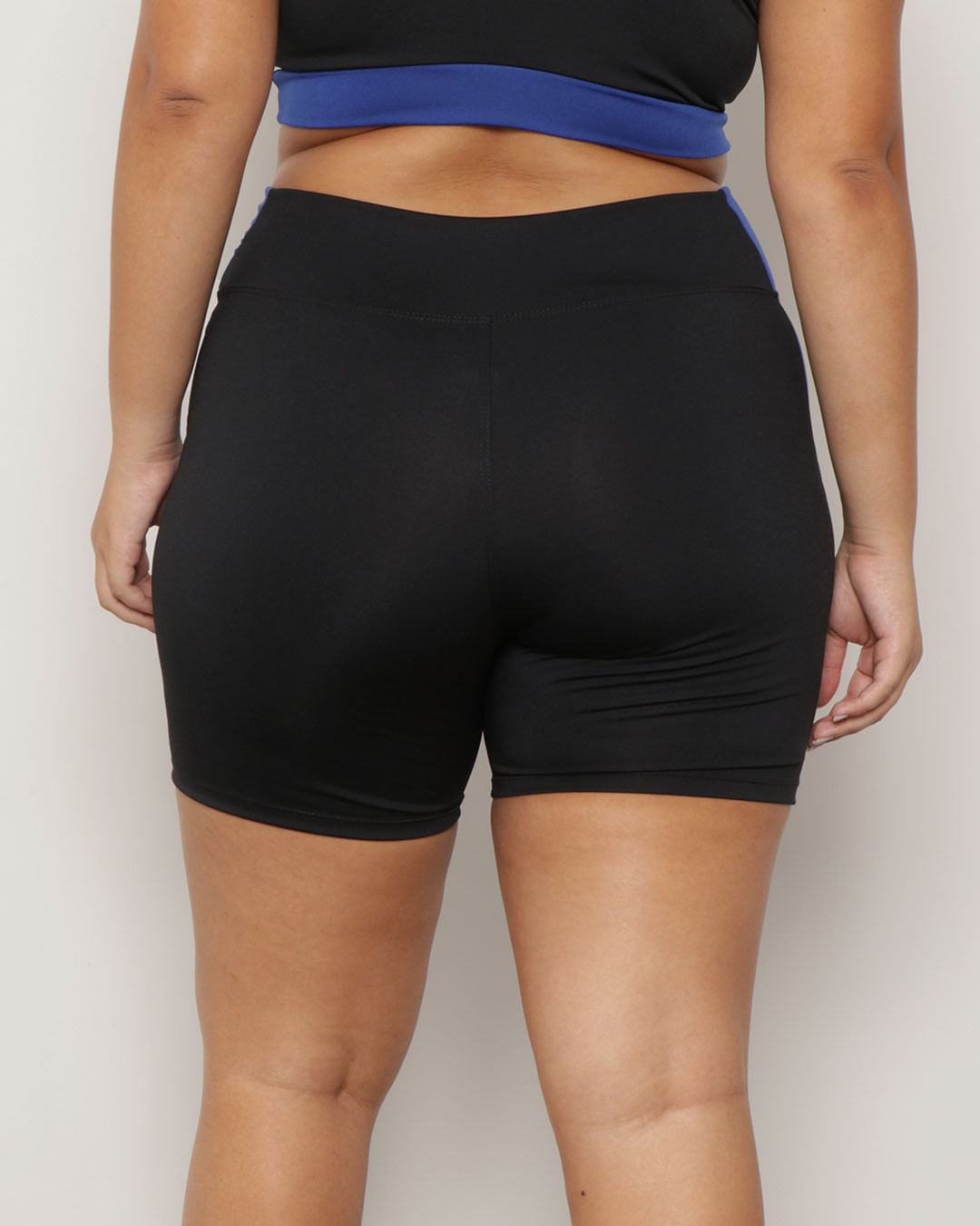 Shorts-8212-Plus-Size-Com-Recortes-Later---Preto