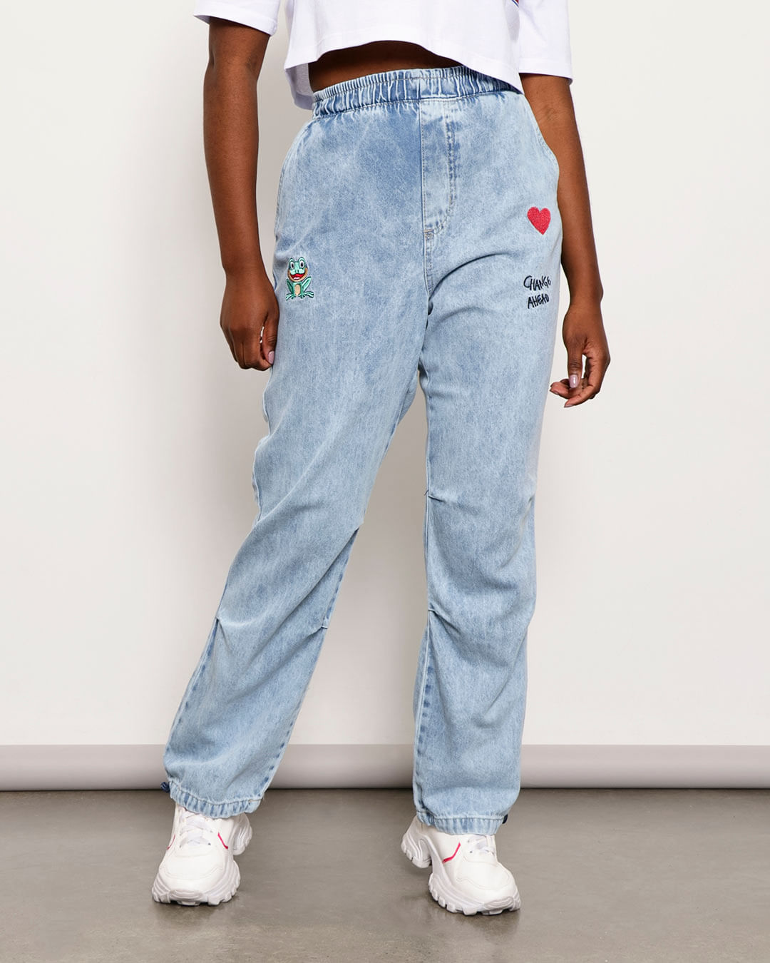 Calca-501001-Jns-Jogger-Bordado-Sapo---Blue-Jeans-Claro