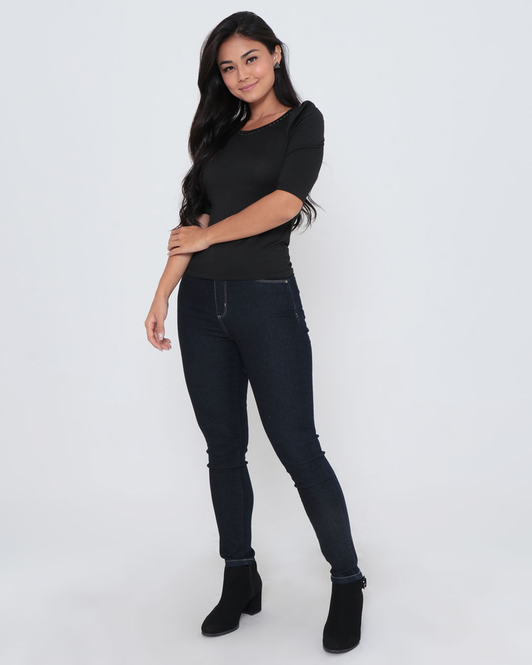 Blusa-5603-C-Detalhe-Gola-Mc---Preto