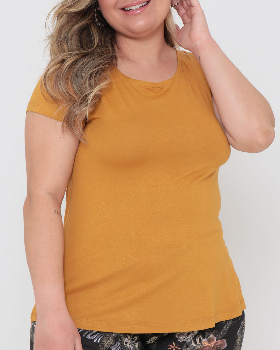 Blusa-1786-Recorte-Costas---Mostarda--Medio