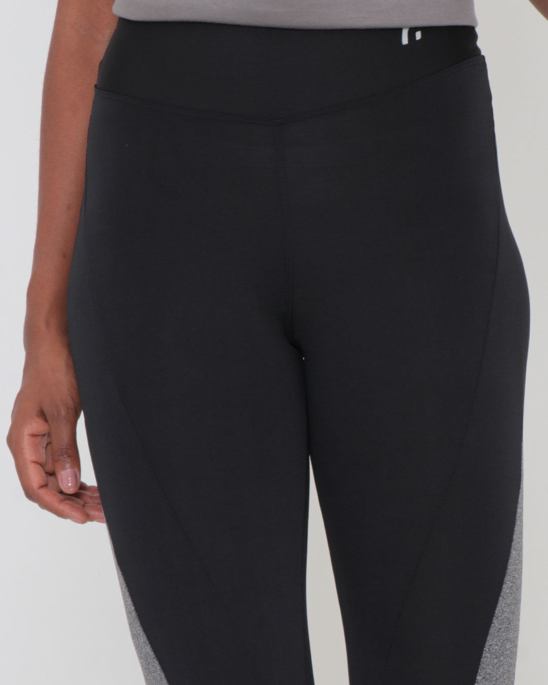 Legging-10190-2-Recortes-Frente---Preto