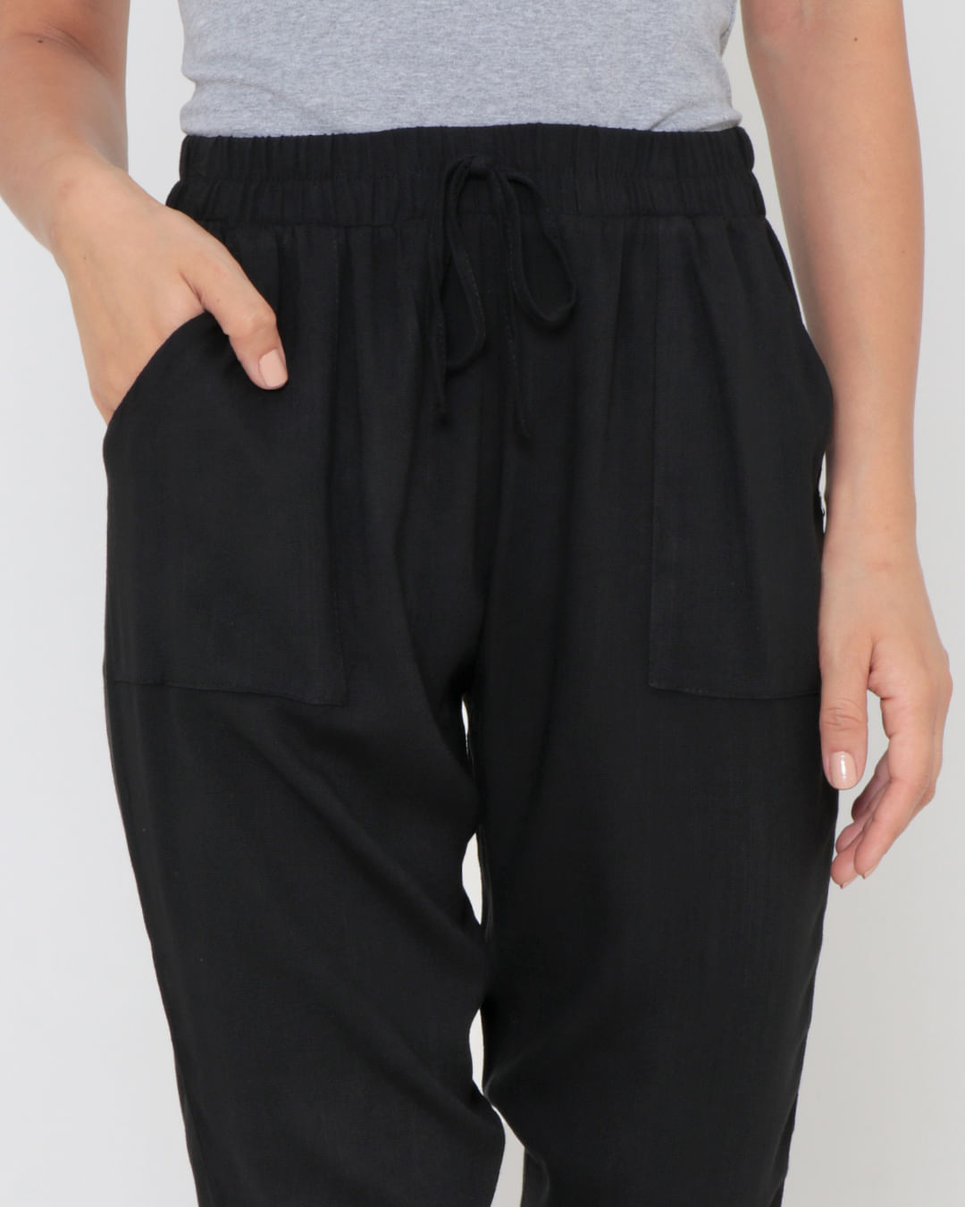 Calca-Plano-Bolsos-Frontais-20253---Preto