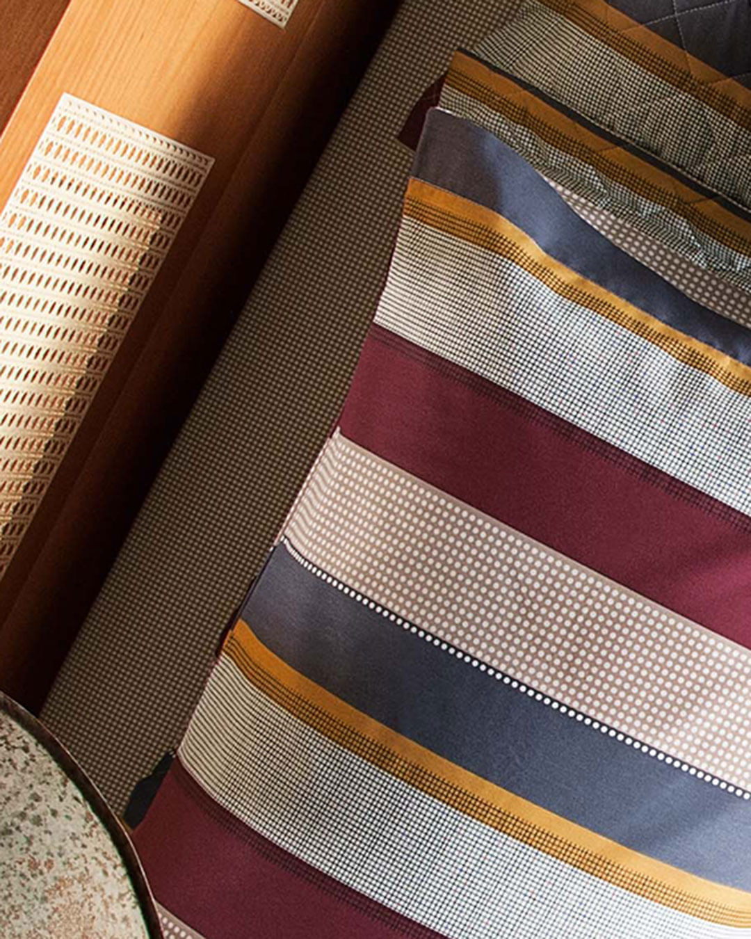 Jg-Cama-King-Size-Diletto---4-Pc---Vinho-Listrado