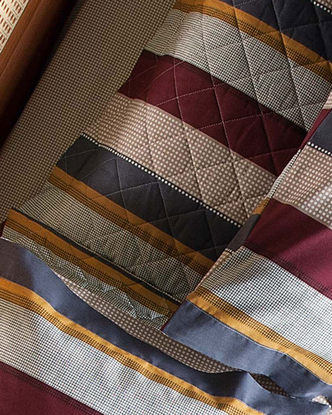 Jg-Cama-King-Size-Diletto---4-Pc---Vinho-Listrado