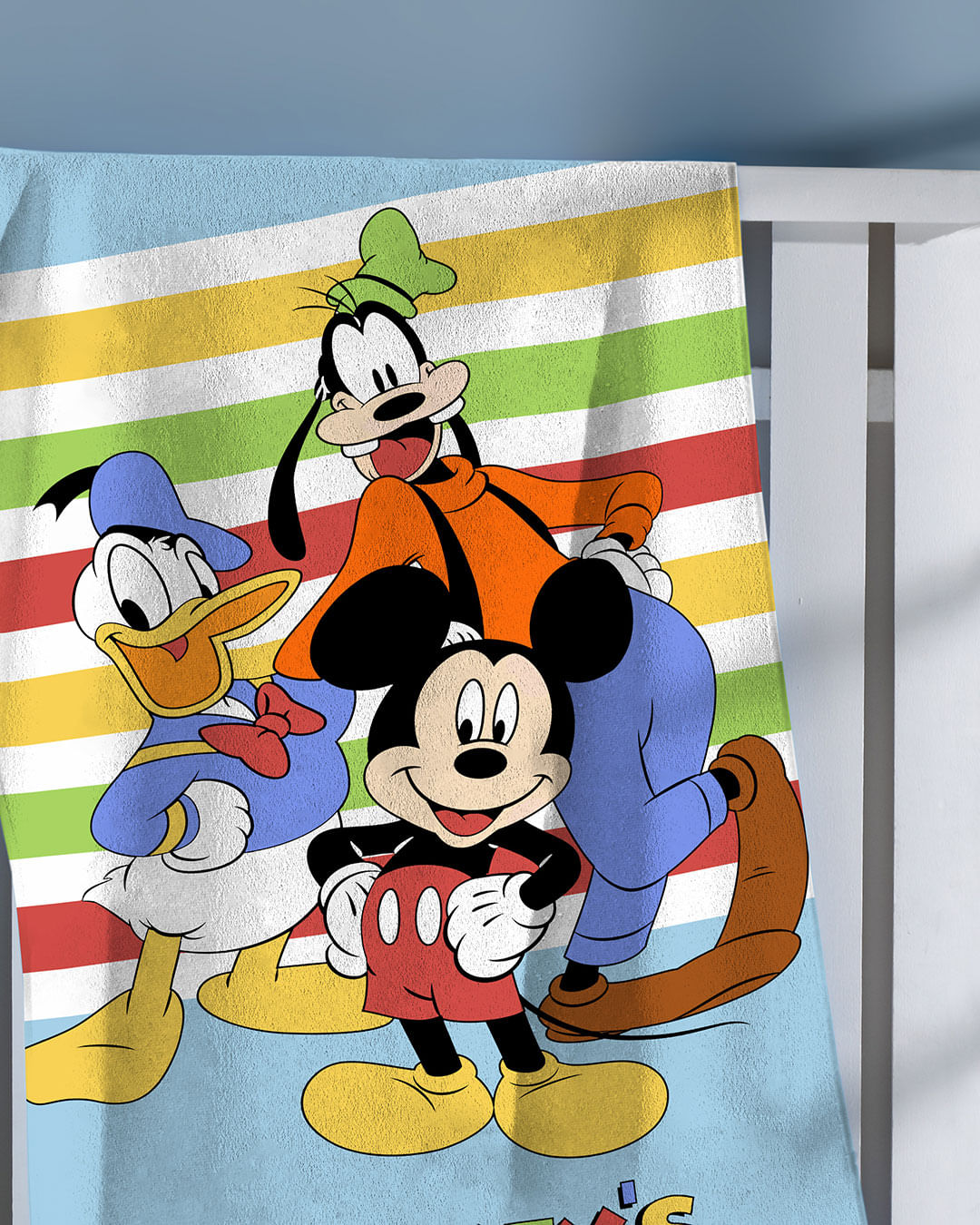 Toalha-Bh-Veludo-70x130-Mickey-Amigos---Azul-Claro