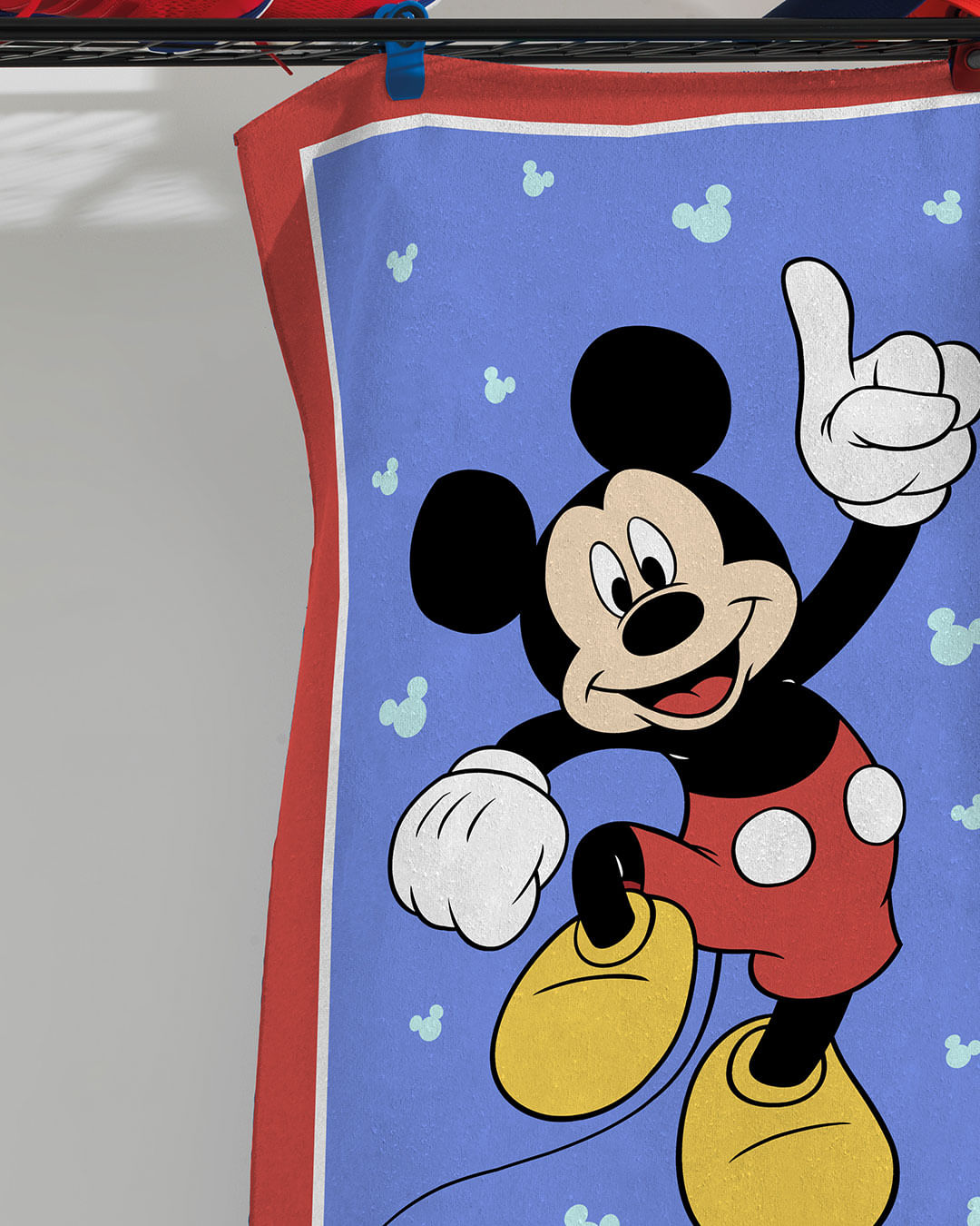 Toalha-Bh-Veludo-70x130-Mickey-Amigos---Vermelho-Claro