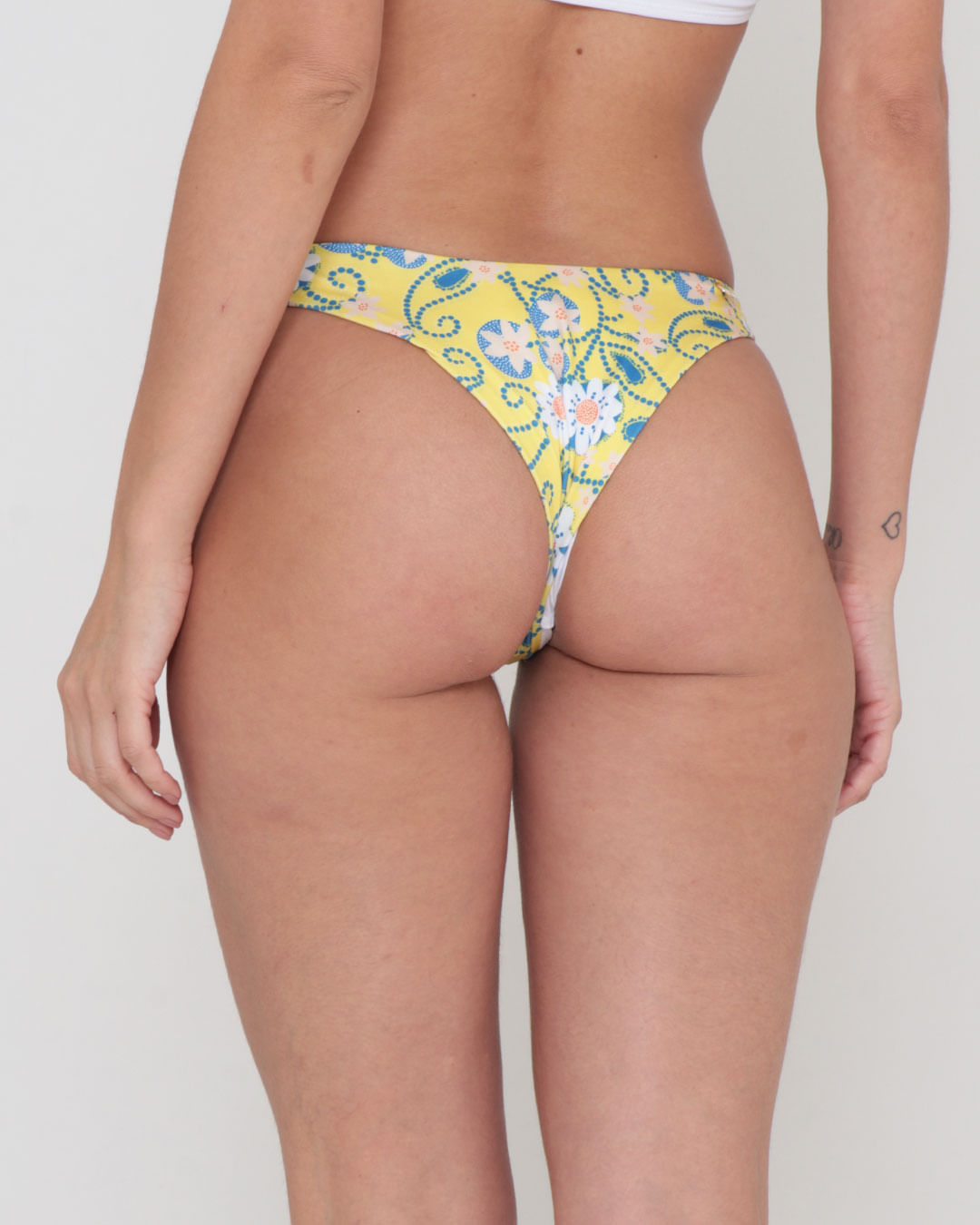 Calc-Asa-Delta-Floral0182-Coord1---Amarelo-Claro