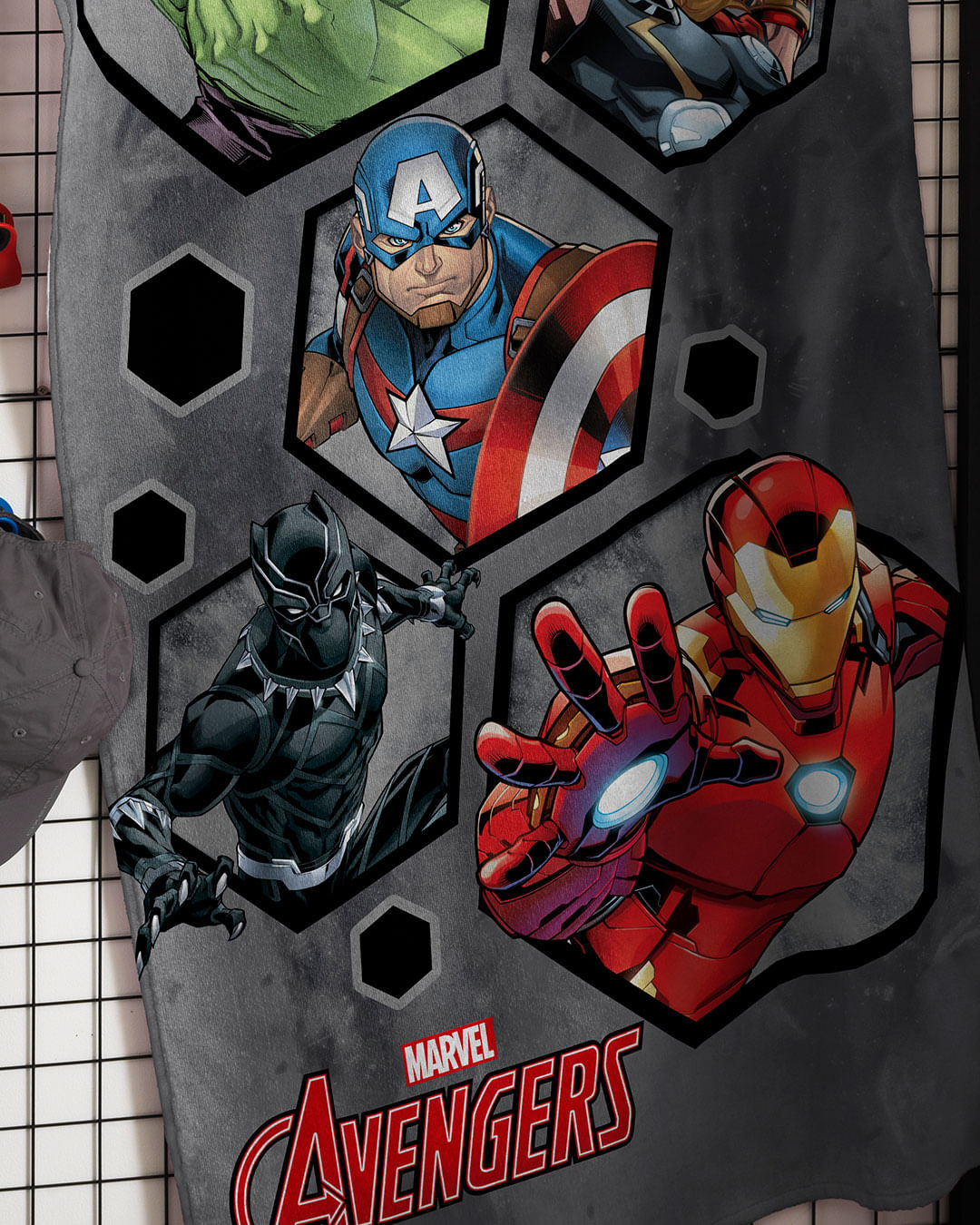 Toalha-Bh-Veludo---70x130-Avengers-Verme---Cinza-Medio