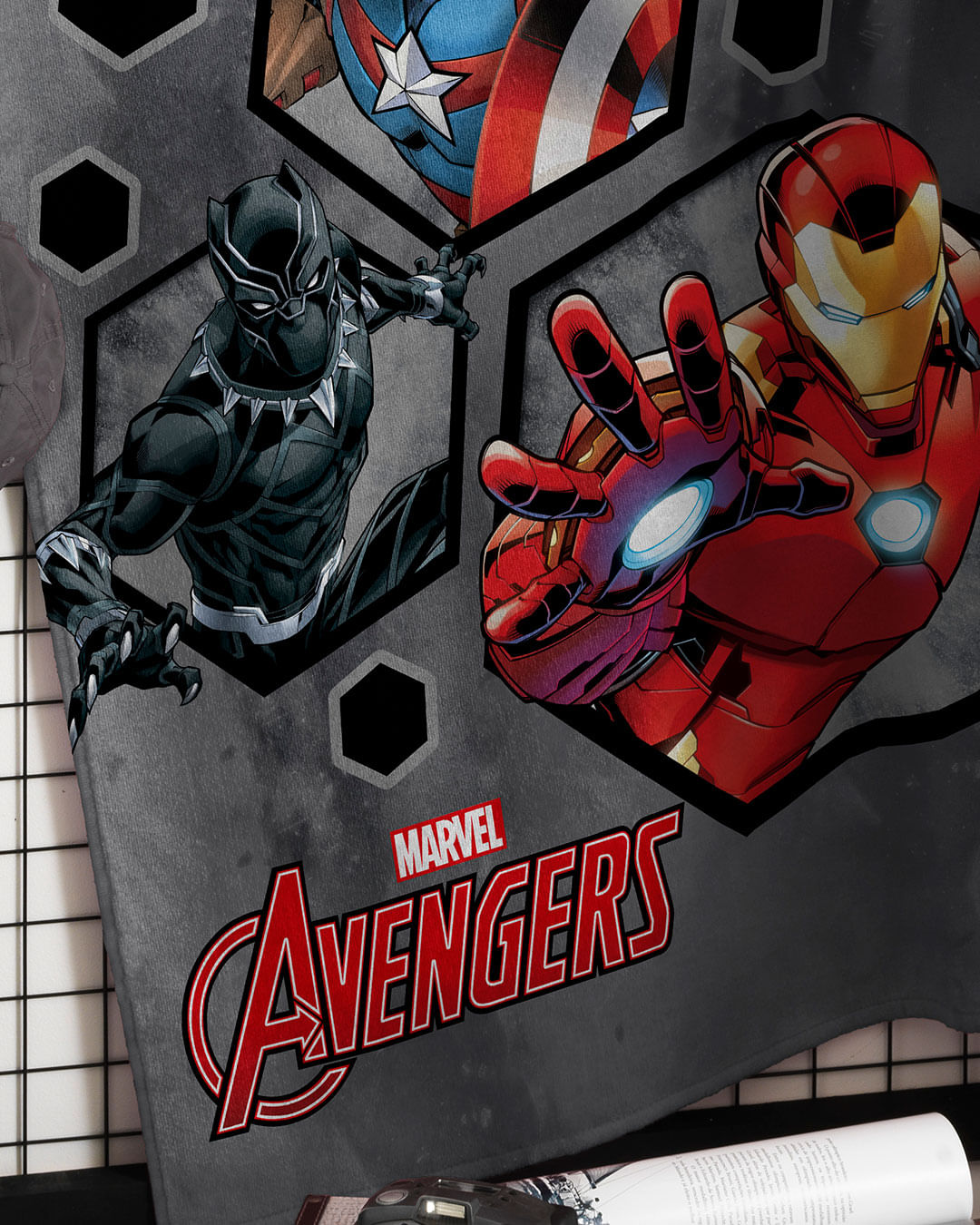 Toalha-Bh-Veludo---70x130-Avengers-Verme---Cinza-Medio