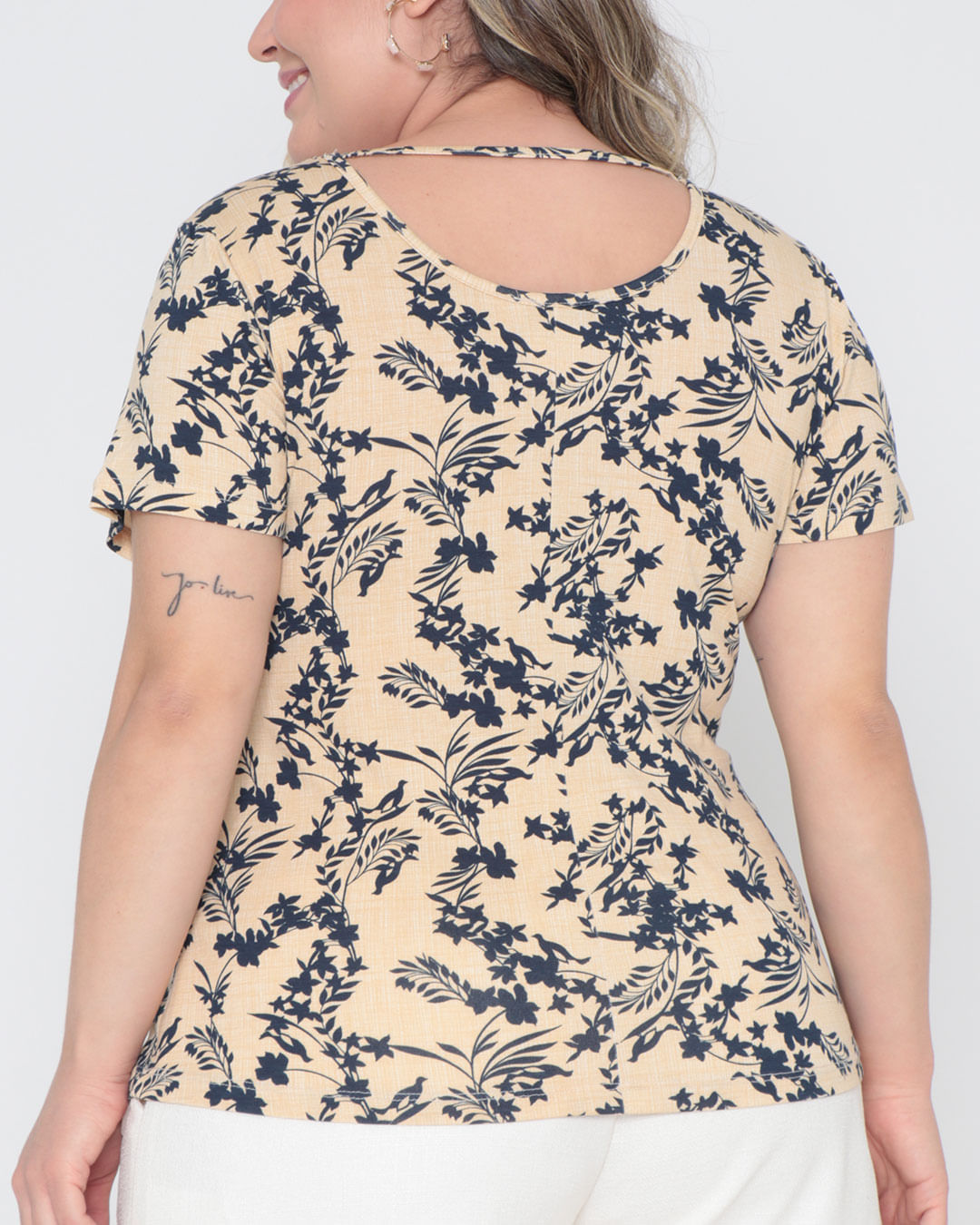 Blusa-Estampada-Fundo-Linho---Bege-Floral