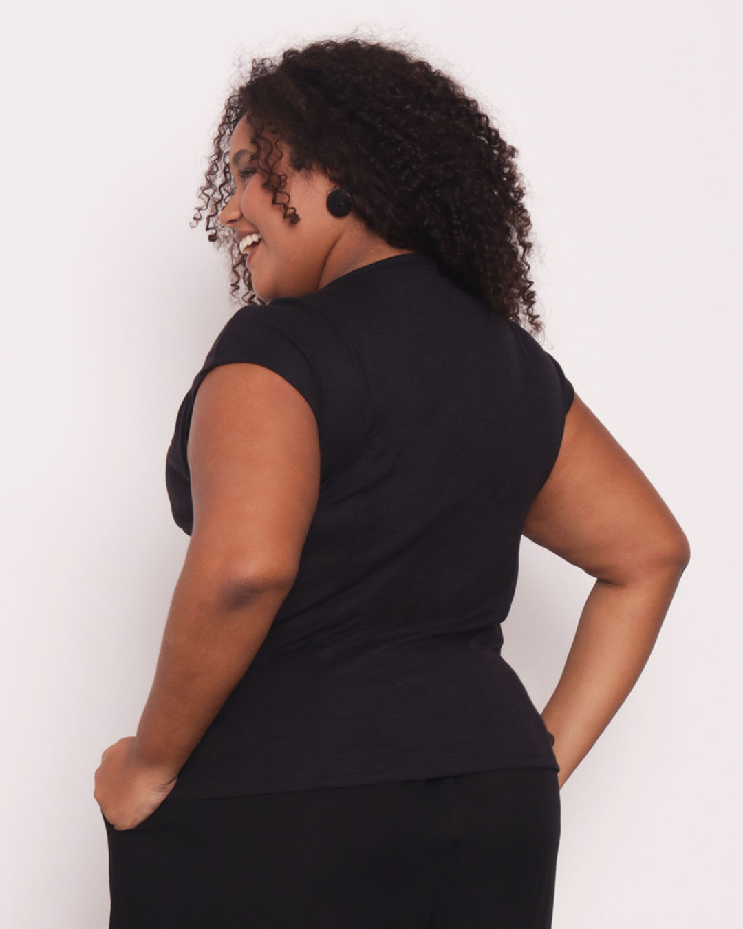 Blusa-7300644-Mc-Det-Amarracao-Decote---Preto