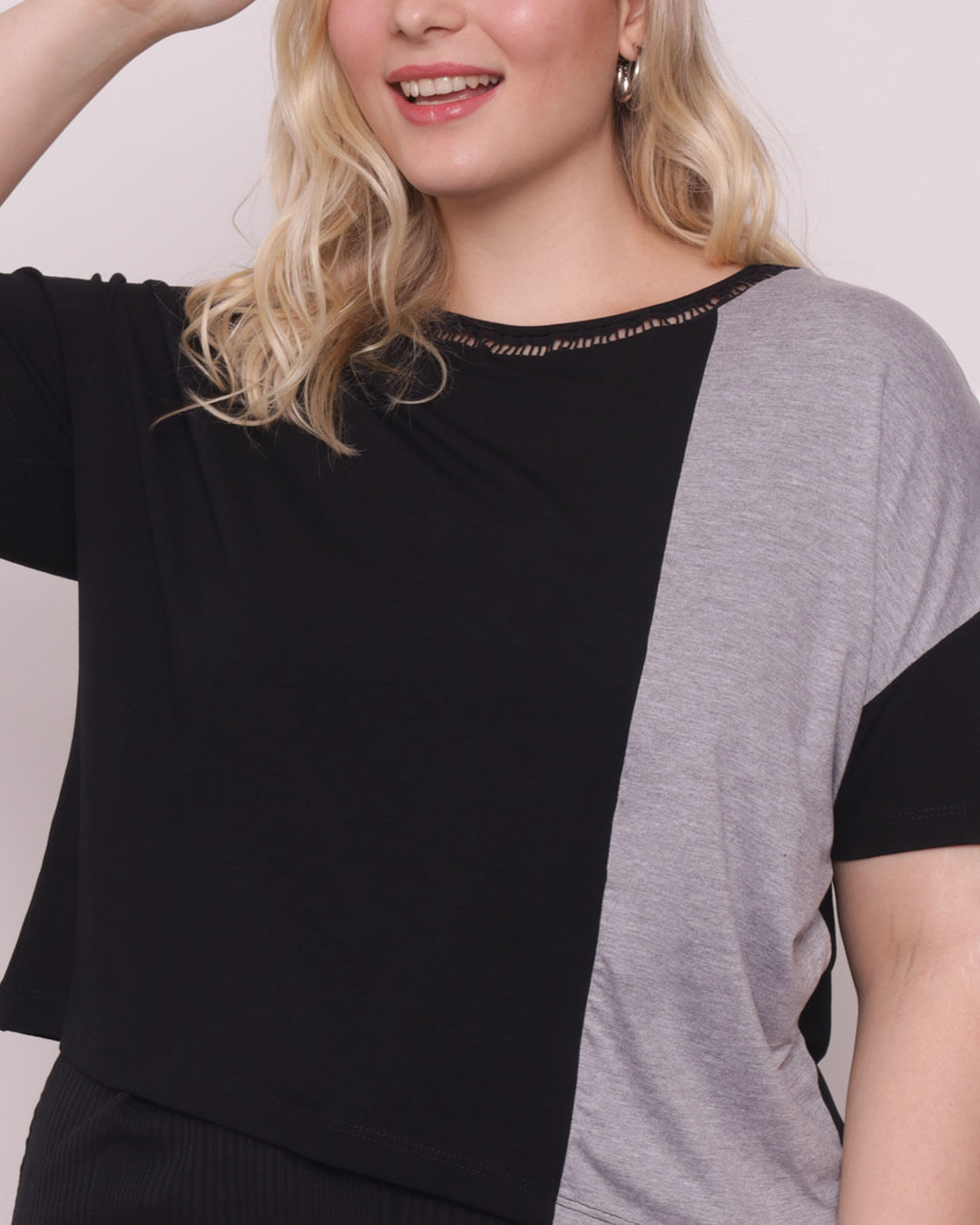 Blusa-Mc-Pl114-Bicolor-Det-Avmto-Decote---Preto