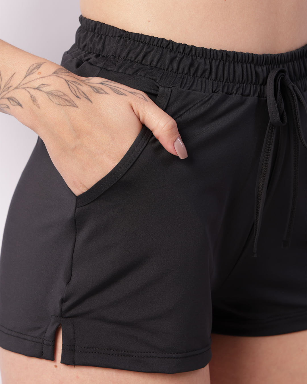 Shorts-Com-Bolso-Recorte-Lateral---Preto