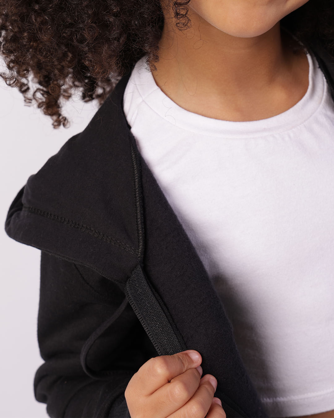 Jaqueta Moletom Infantil Com Capuz E Bolsos Preta-1745504293575