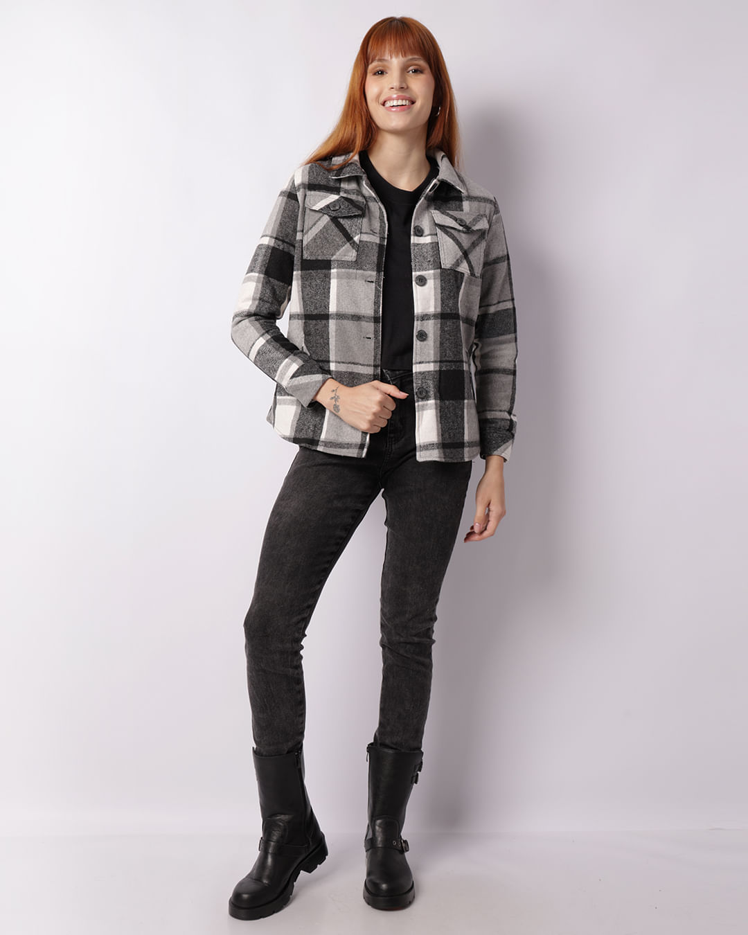 Casaco Feminino Peluciado Com Bolsos Estampa Xadrez Preto-1747249957663