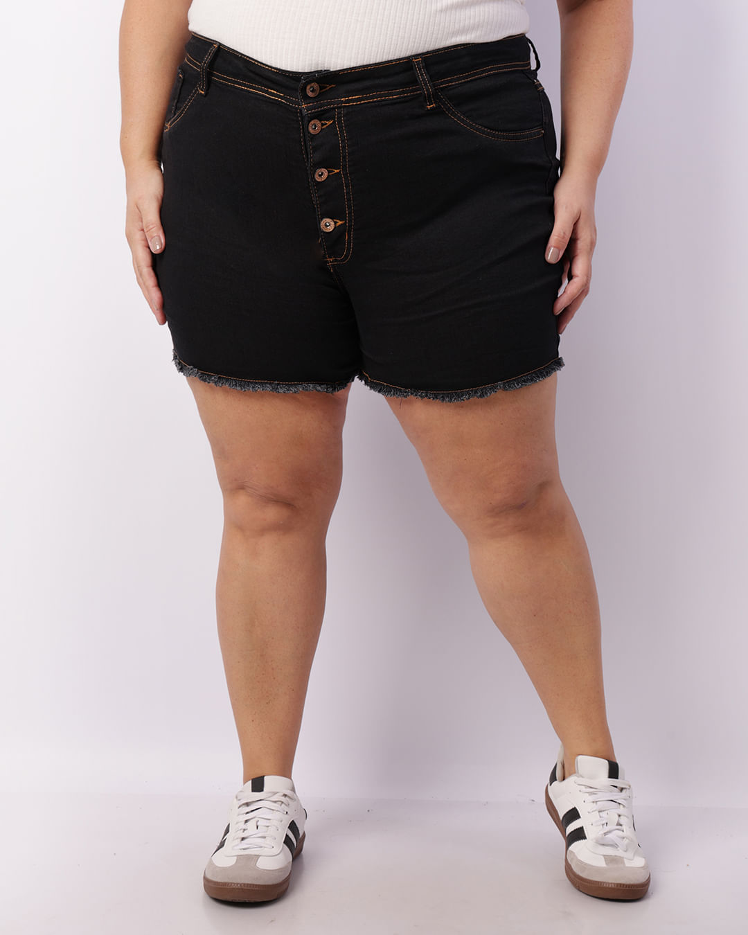 Short Jeans Plus Size Feminino Com Botões Barra Desfiada Preta-1747746048593