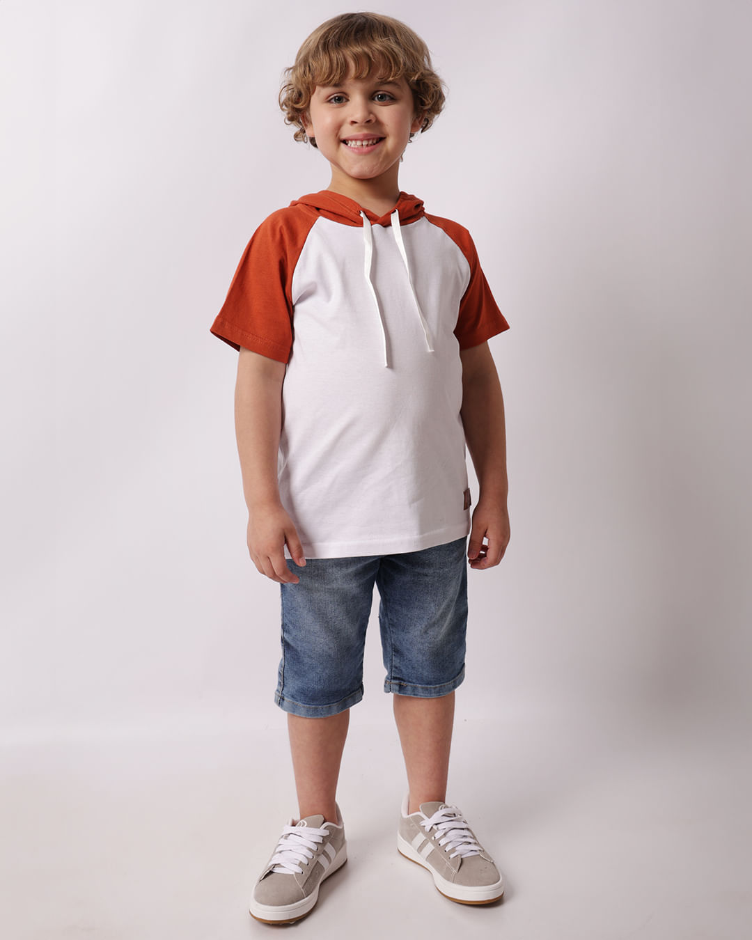 Camiseta Infantil Com Capuz Manga Raglan Branca-1748621695846