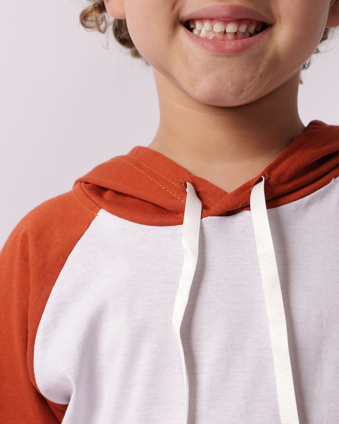 Camiseta Infantil Com Capuz Manga Raglan Branca-1748621705086