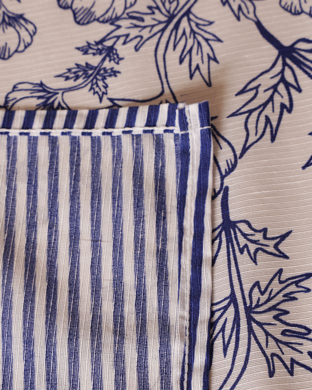 Toalha-De-Mesa-140x140-Quadrada---Linha---Azul-Floral
