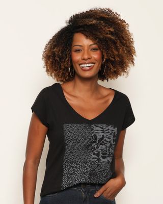 Blusa-Tt743-Estamp-Gola-V-Preta-Mesa---Preto