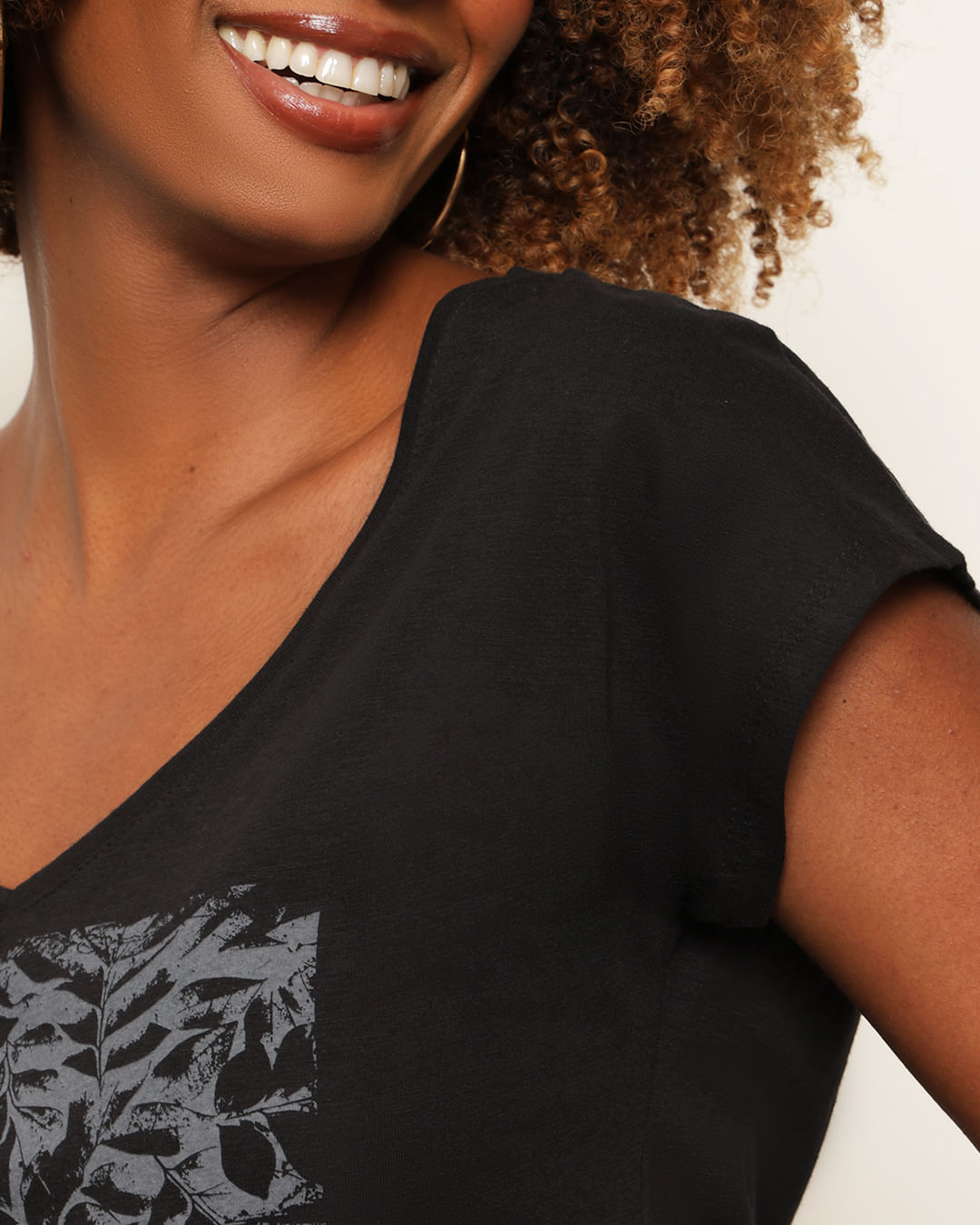 Blusa-Tt743-Estamp-Gola-V-Preta-Mesa---Preto