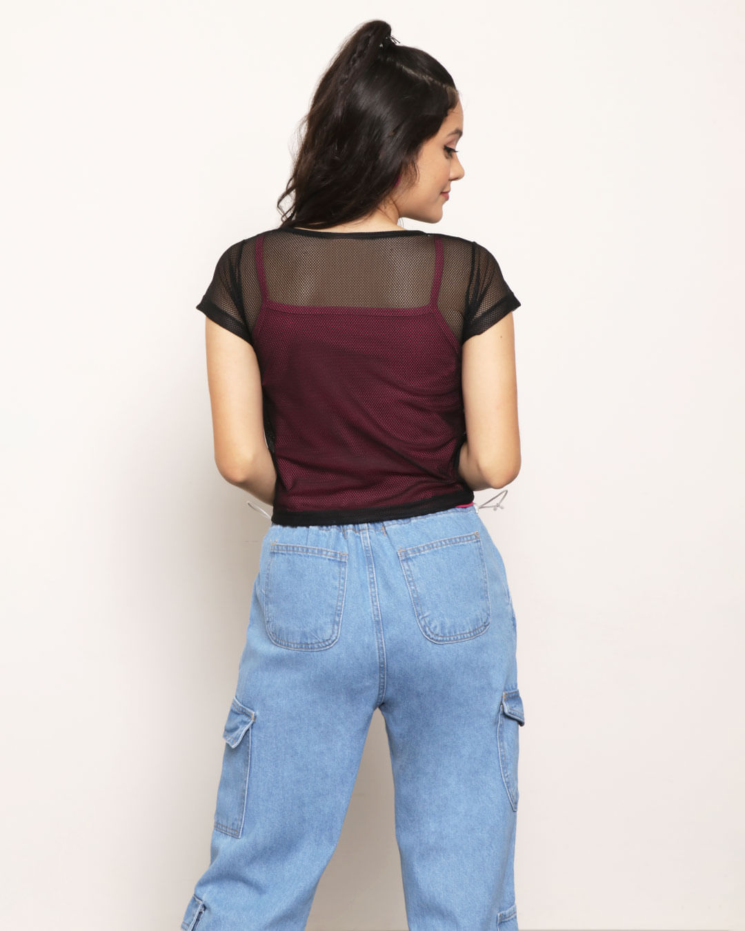 Blusa Juvenil Aplique Hello Com Sobreposição Malha Telada Preta-1751976465531