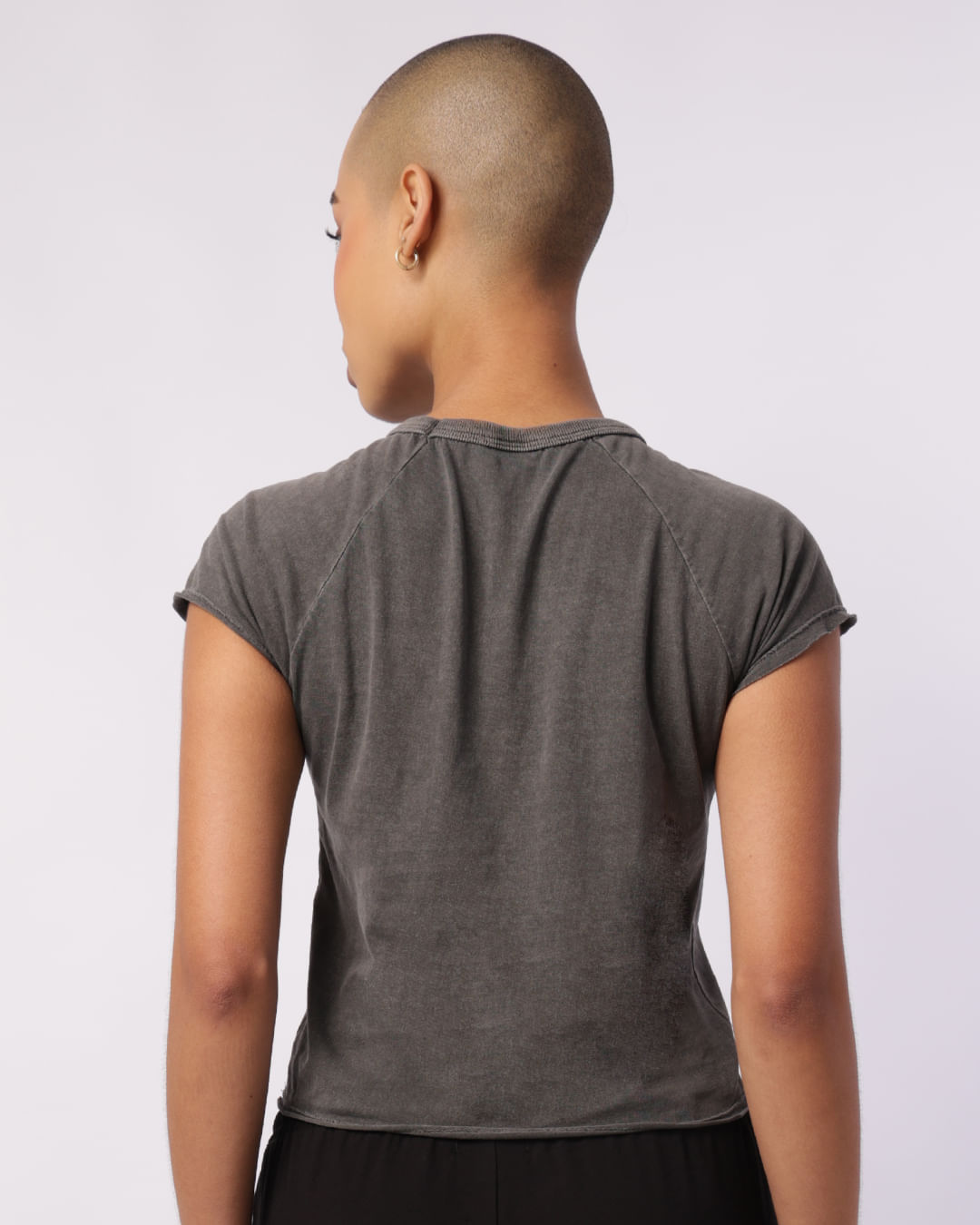 Camiseta Feminina Cropped Bordado Estonada Manga Curta Cinza-1753107356364