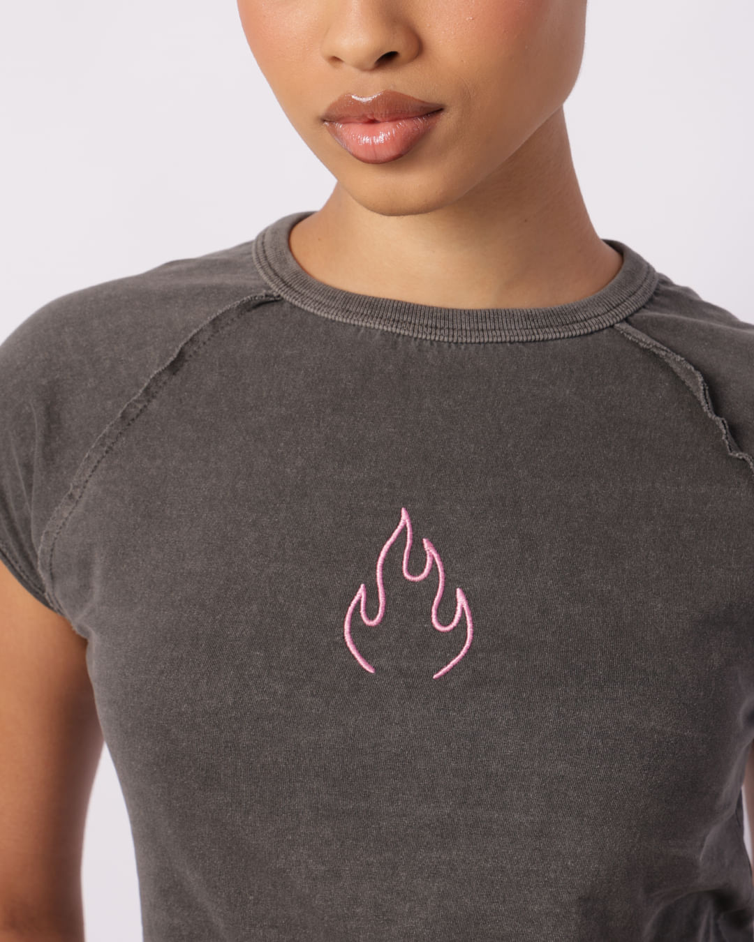 Camiseta Feminina Cropped Bordado Estonada Manga Curta Cinza-1753107379085