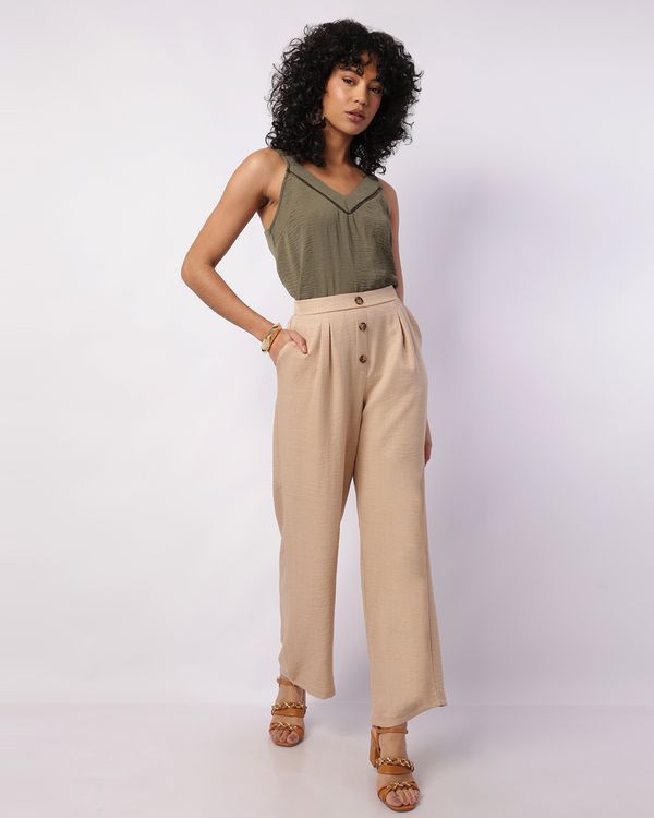 Calça Feminina Reta Berry & Co.com Botões e Pregas Bolsos Bege GG