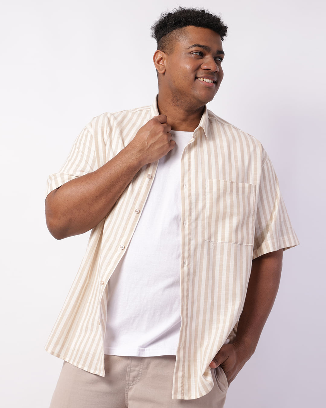 Camisa Plus Size Masculina Listrada com Bolso Bege
