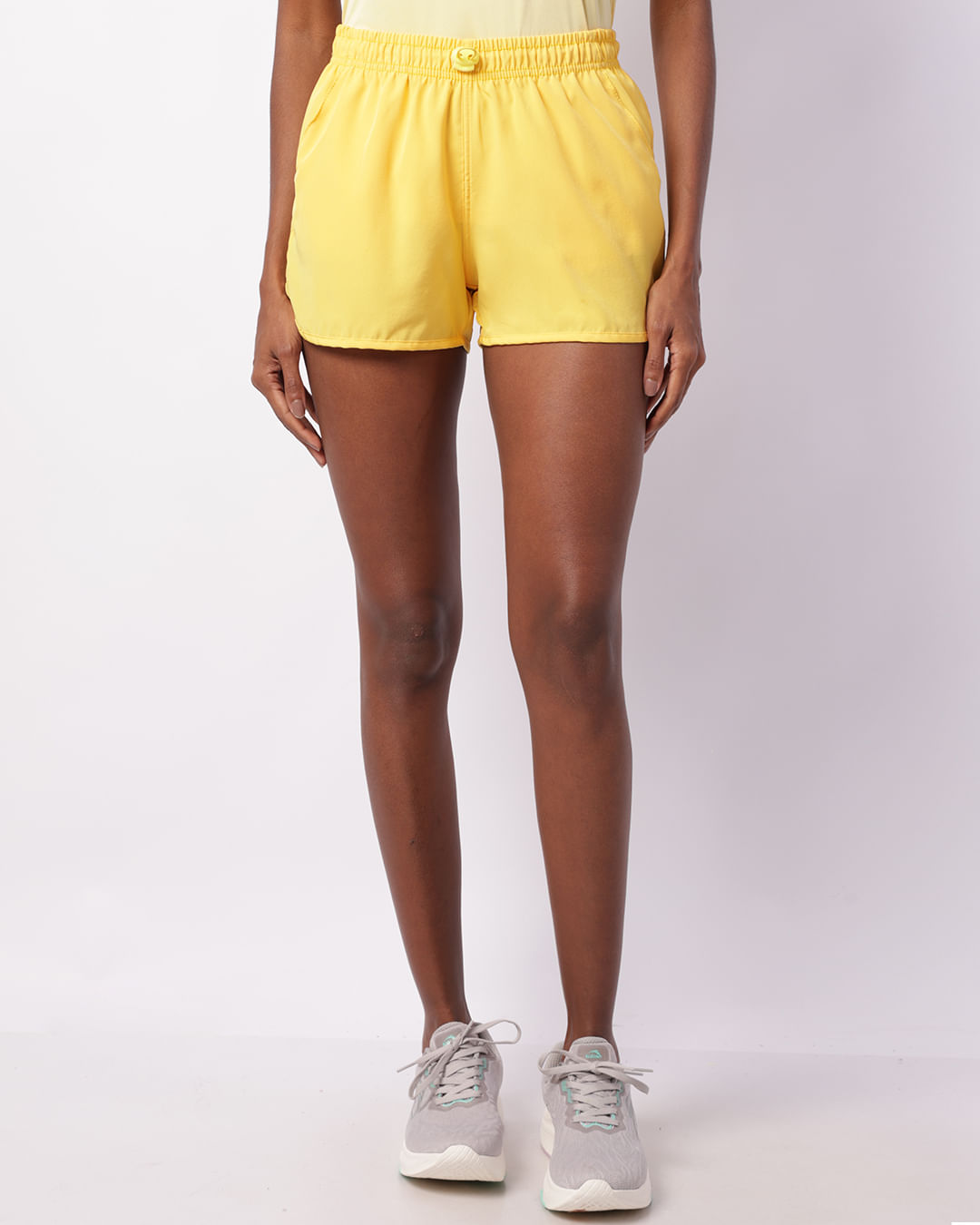 Short Fitness Feminino Curto com Bolsos Amarelo-1755534135356