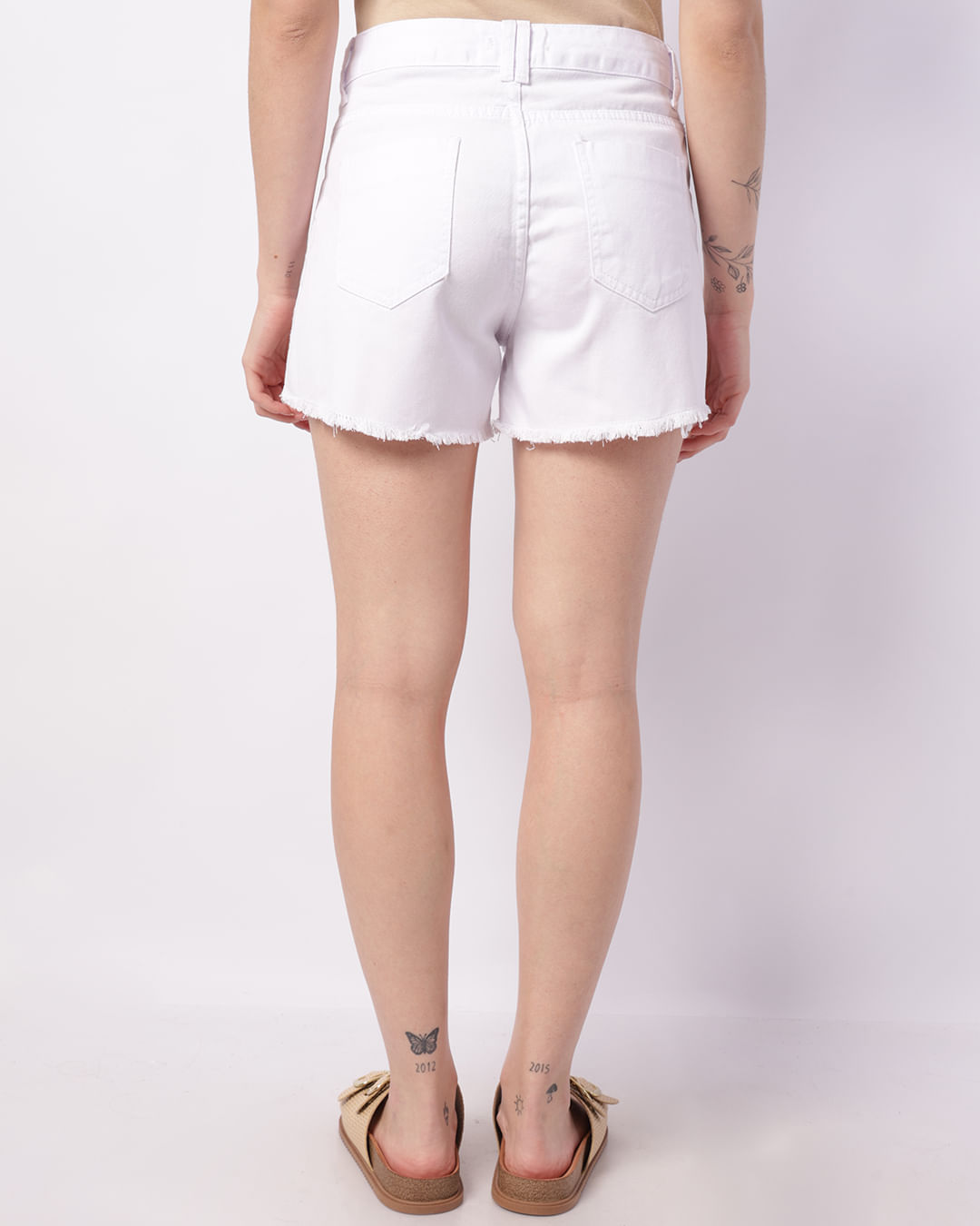 Short Sarja Feminino Curto Barra Desfiada Com Aplicação Branco-1755788722482