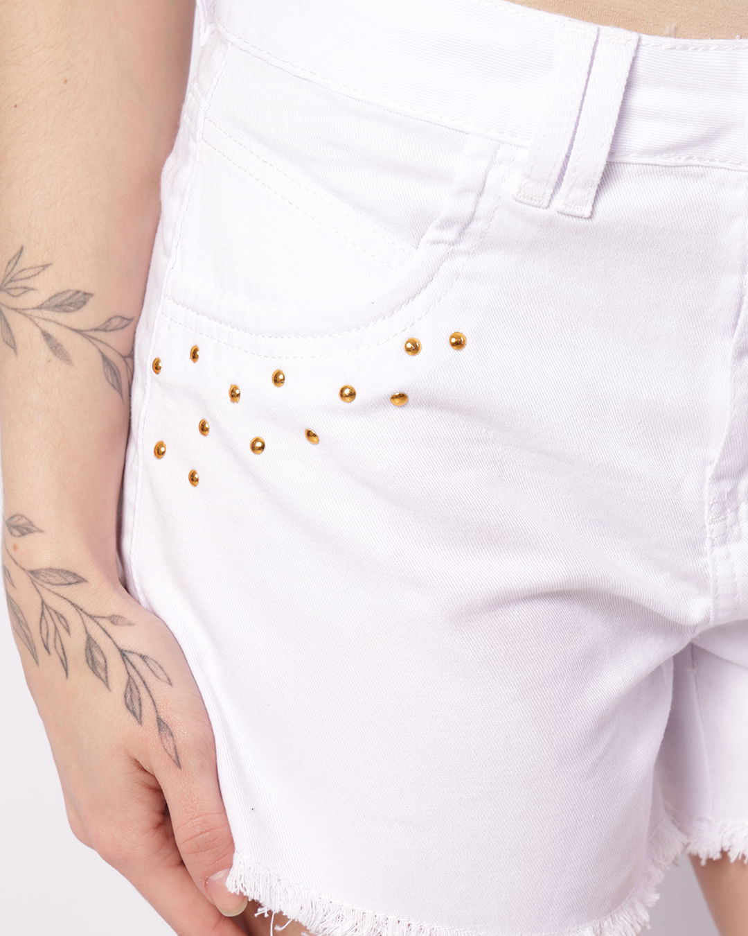 Short Sarja Feminino Curto Barra Desfiada Com Aplicação Branco-1755788726394