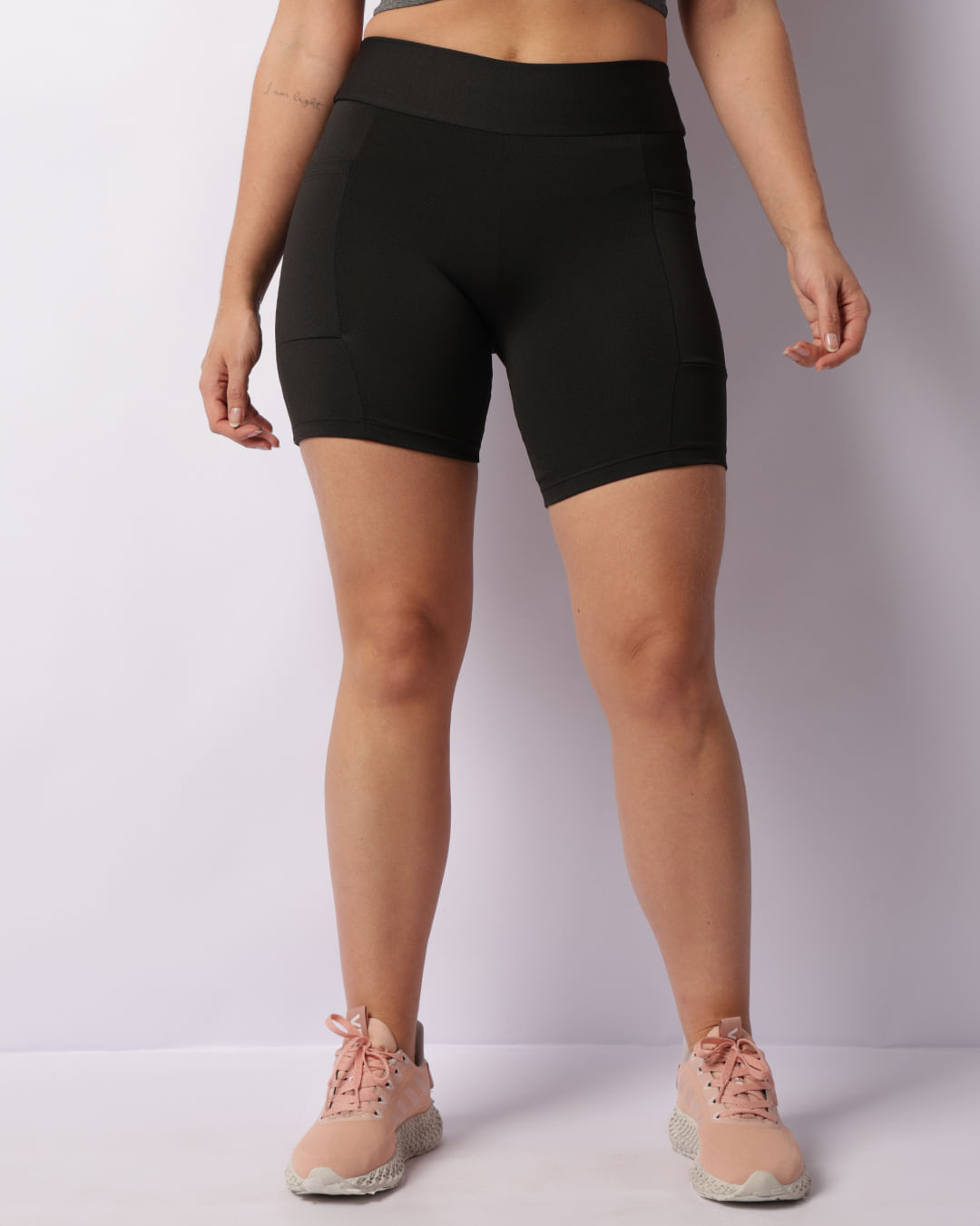 Short Fitness Feminino Suplex Com Bolsos Laterais Preto-1755876407706