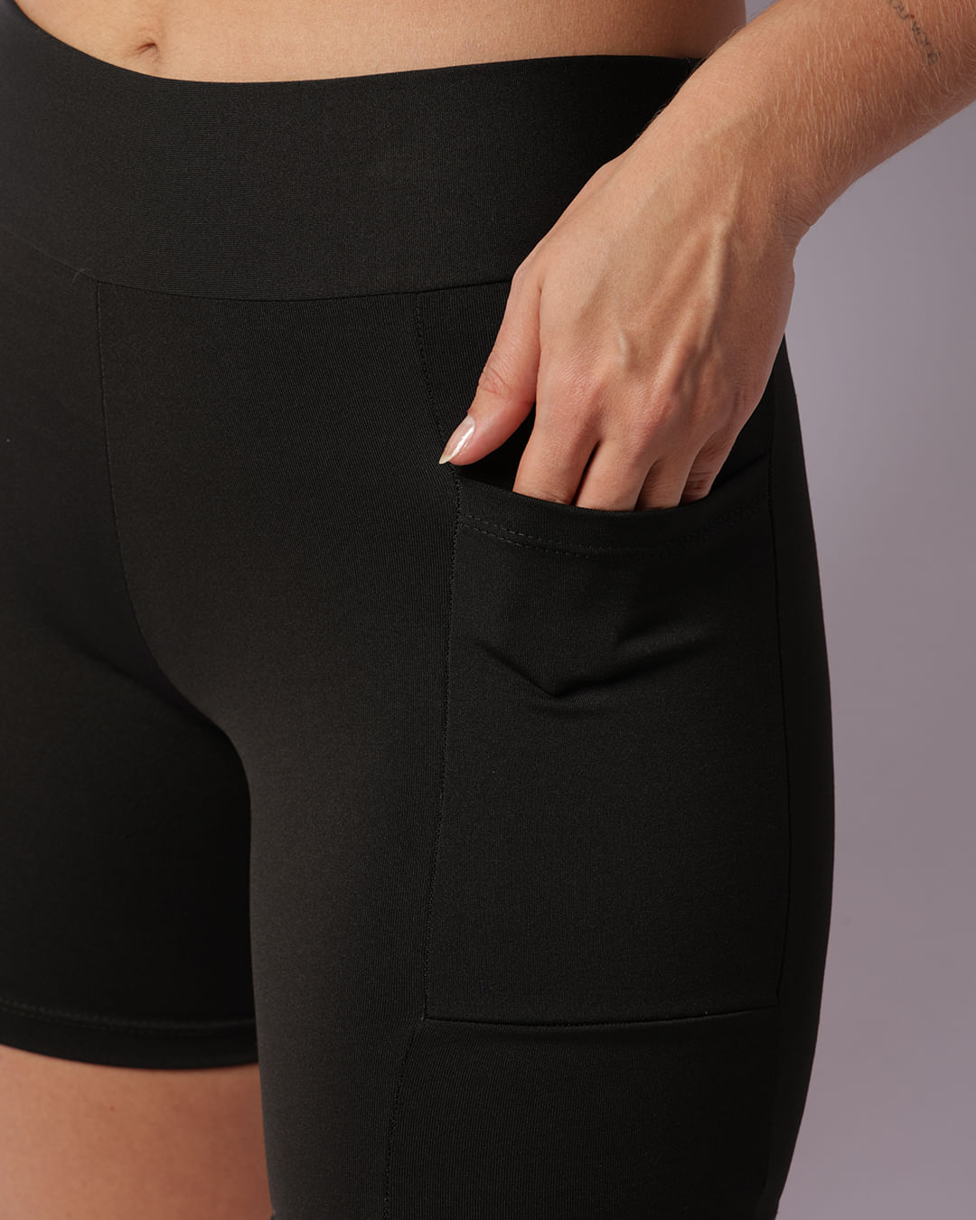 Short Fitness Feminino Suplex Com Bolsos Laterais Preto-1755876417506