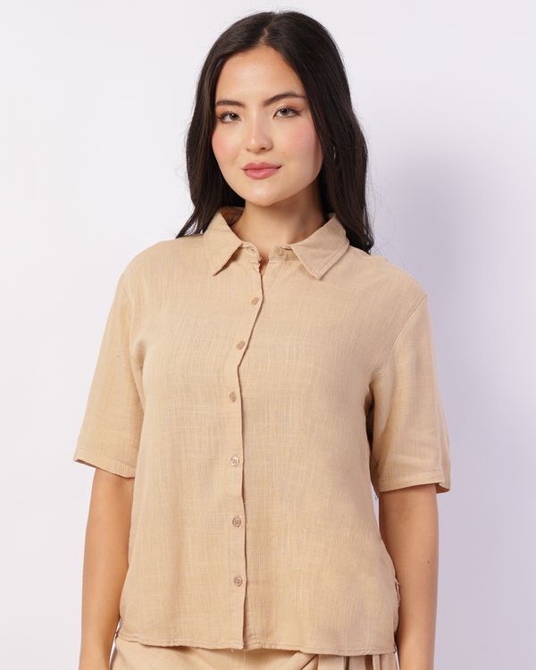 Camisa Feminina Berry & Co. Viscolinho Manga Curta Bege GG