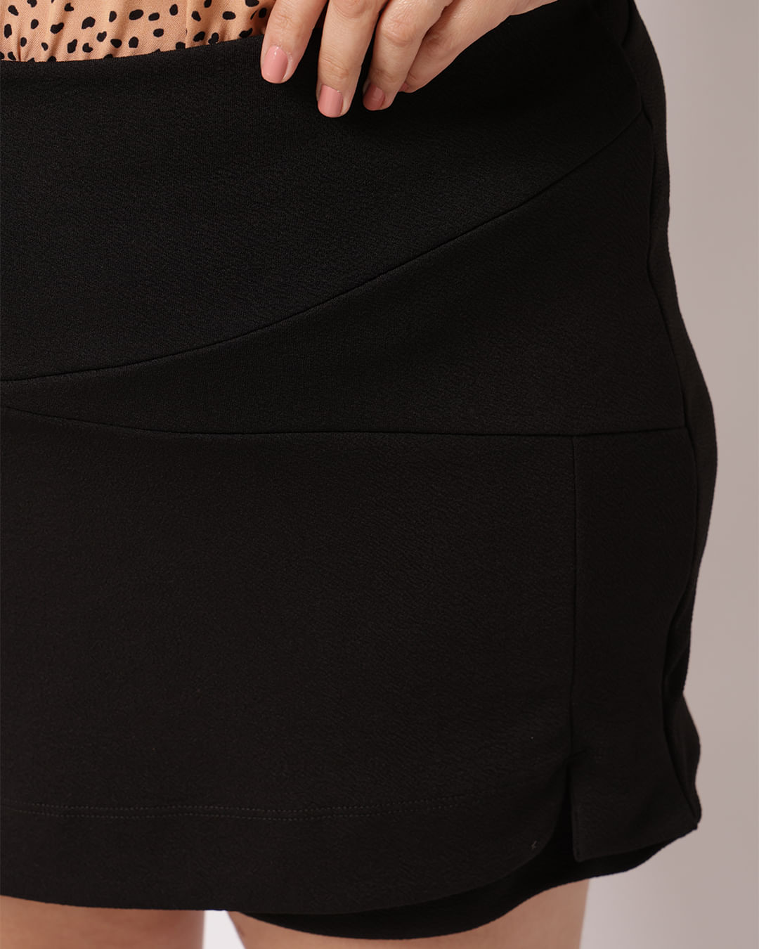Shorts-Saia-4630-Det-Recortes-Crepe---Preto