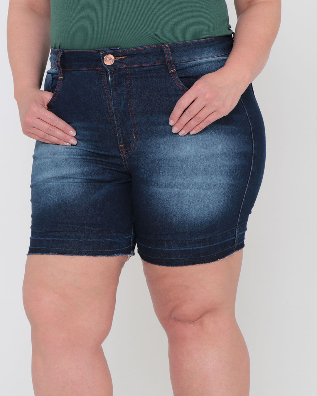 Short-Jeans-Feminino-Plus-Size-Detalhe-Na-Barra-Azul