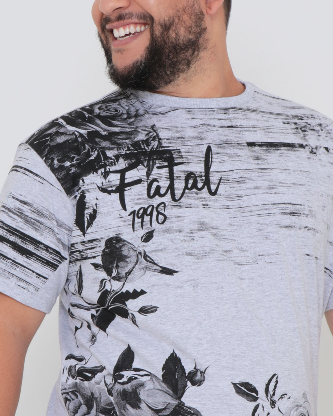 Camiseta-Plus-Size-Fatal-Estampa-Floral-Cinza-Claro