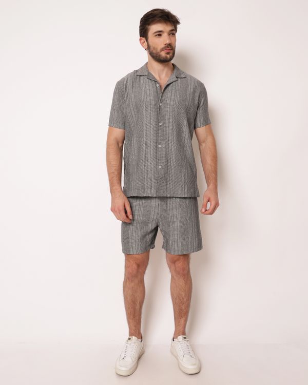 Bermuda Masculina Texturizada com Bolsos Preta M